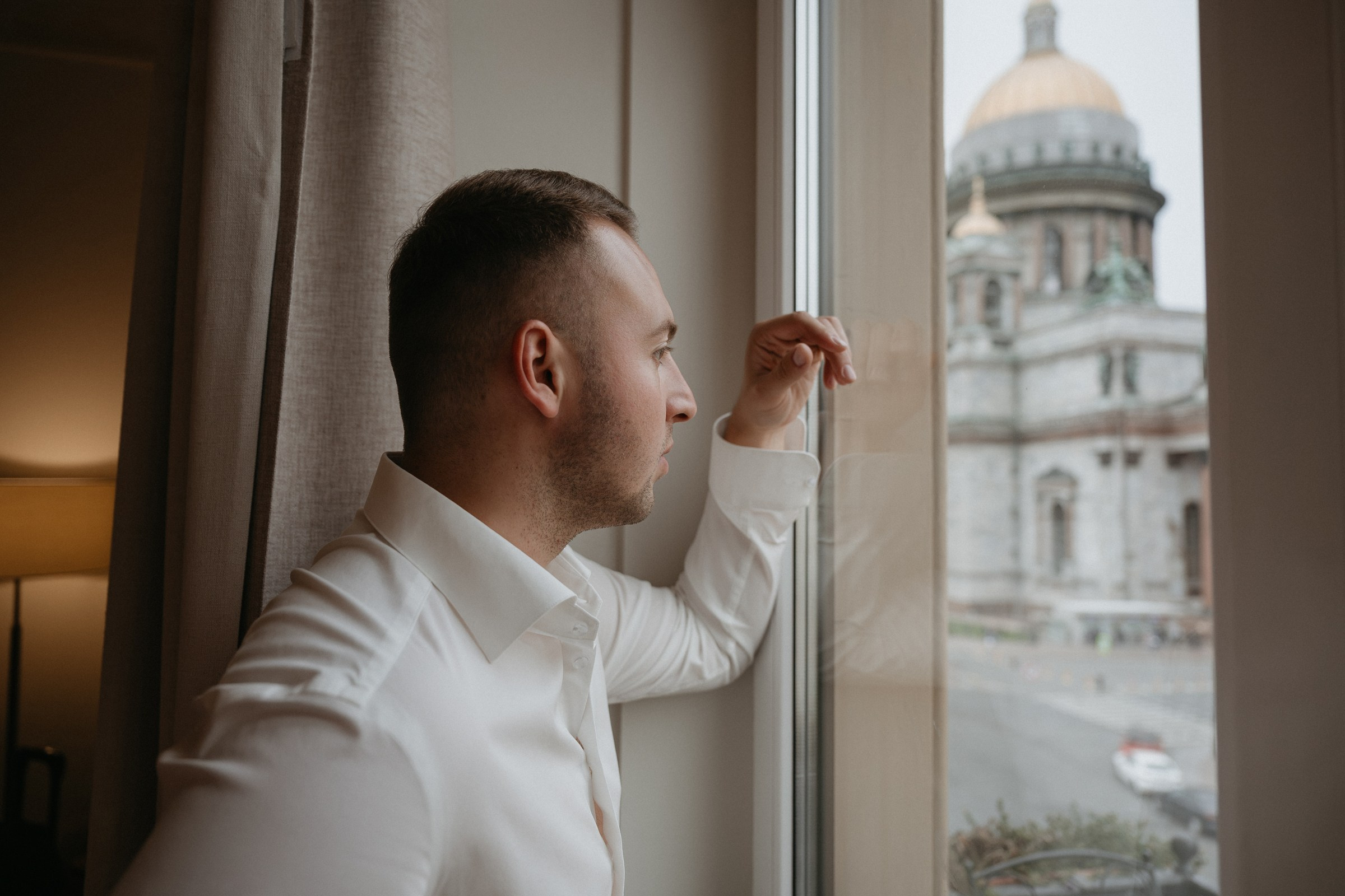 Сборы жениха и невесты в отеле Англетер