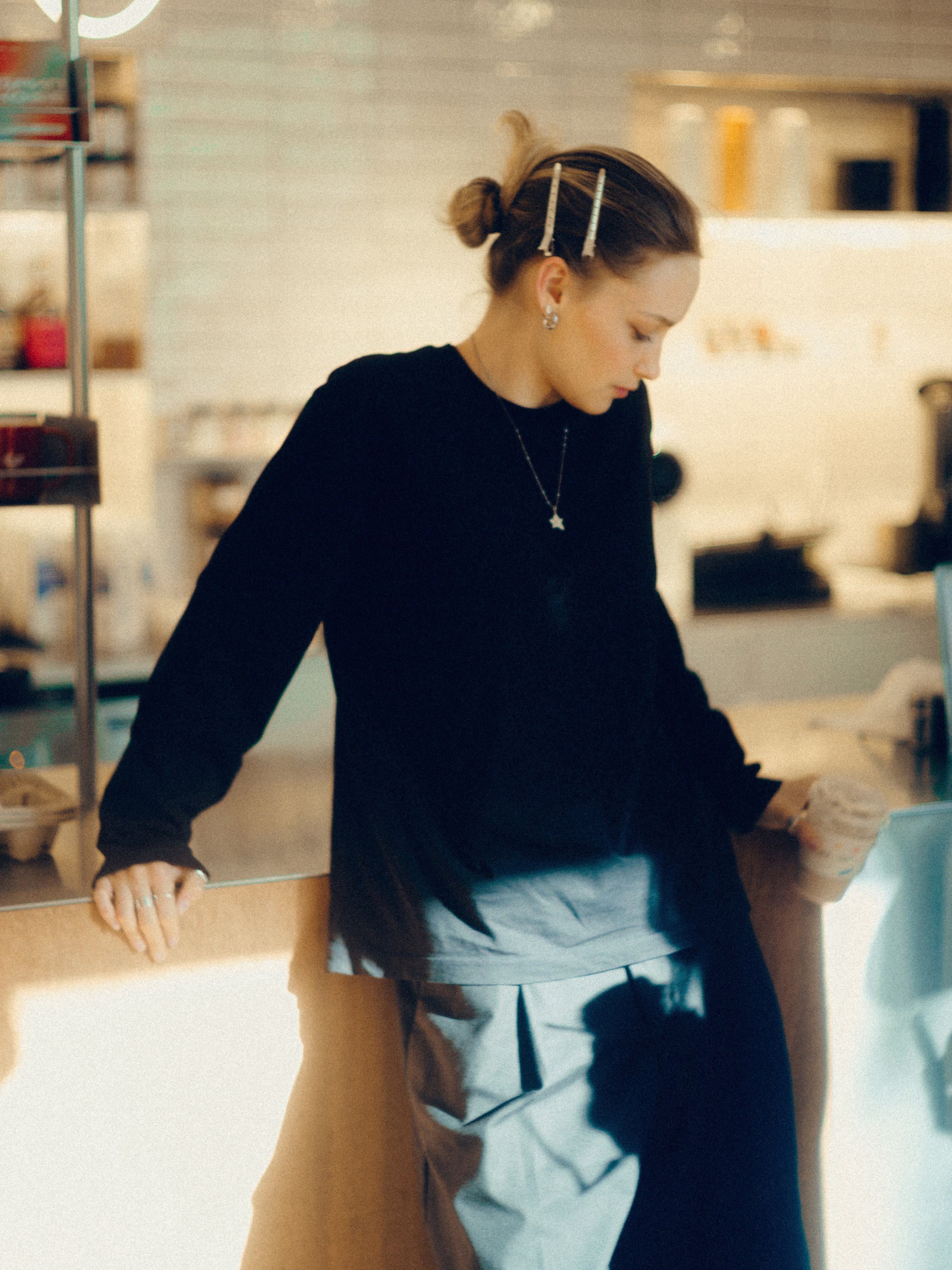 Портретная женская съемка в кофейне