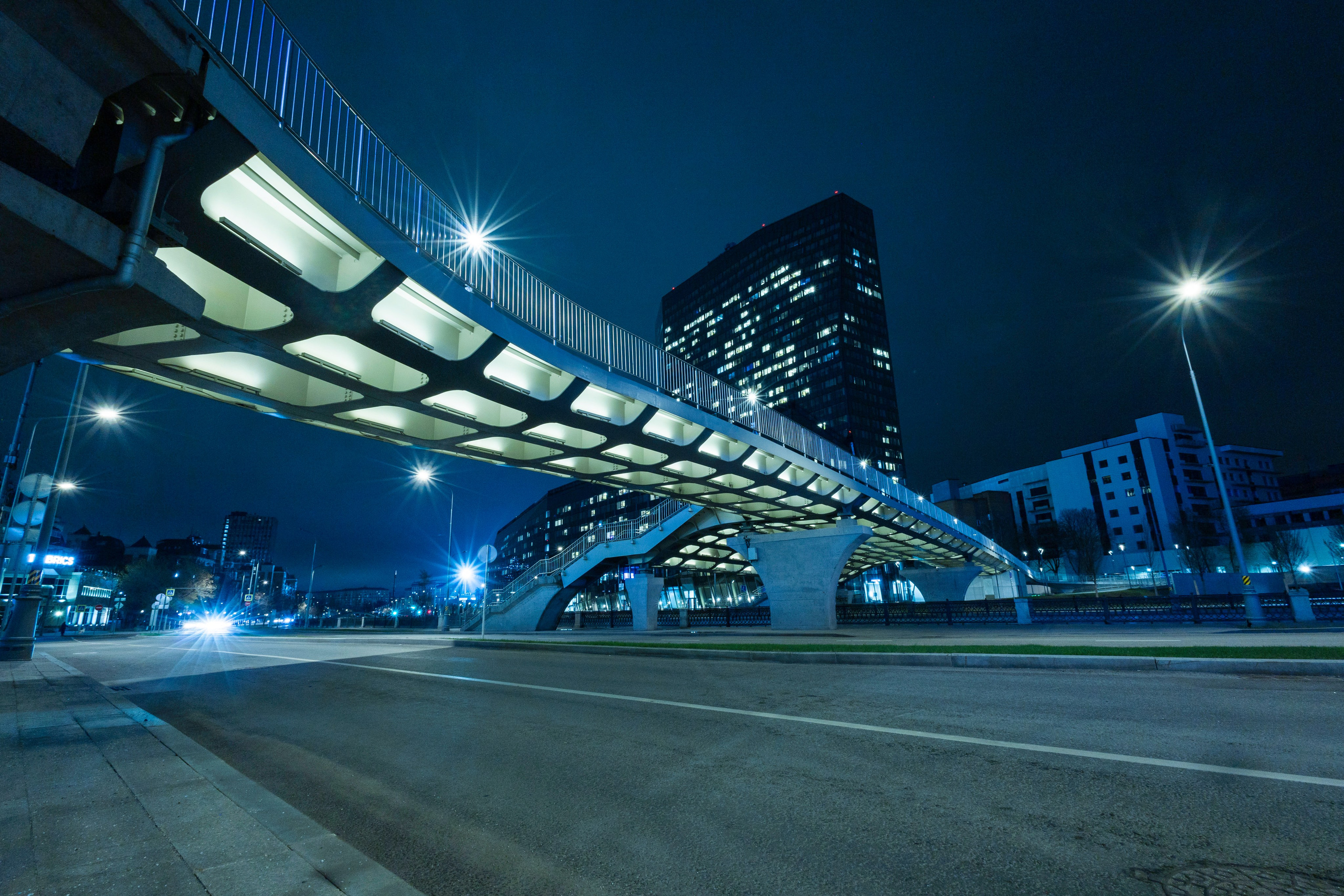 Мост через яузу около МГТУ им.Баумана . Фотография сделана ночью.