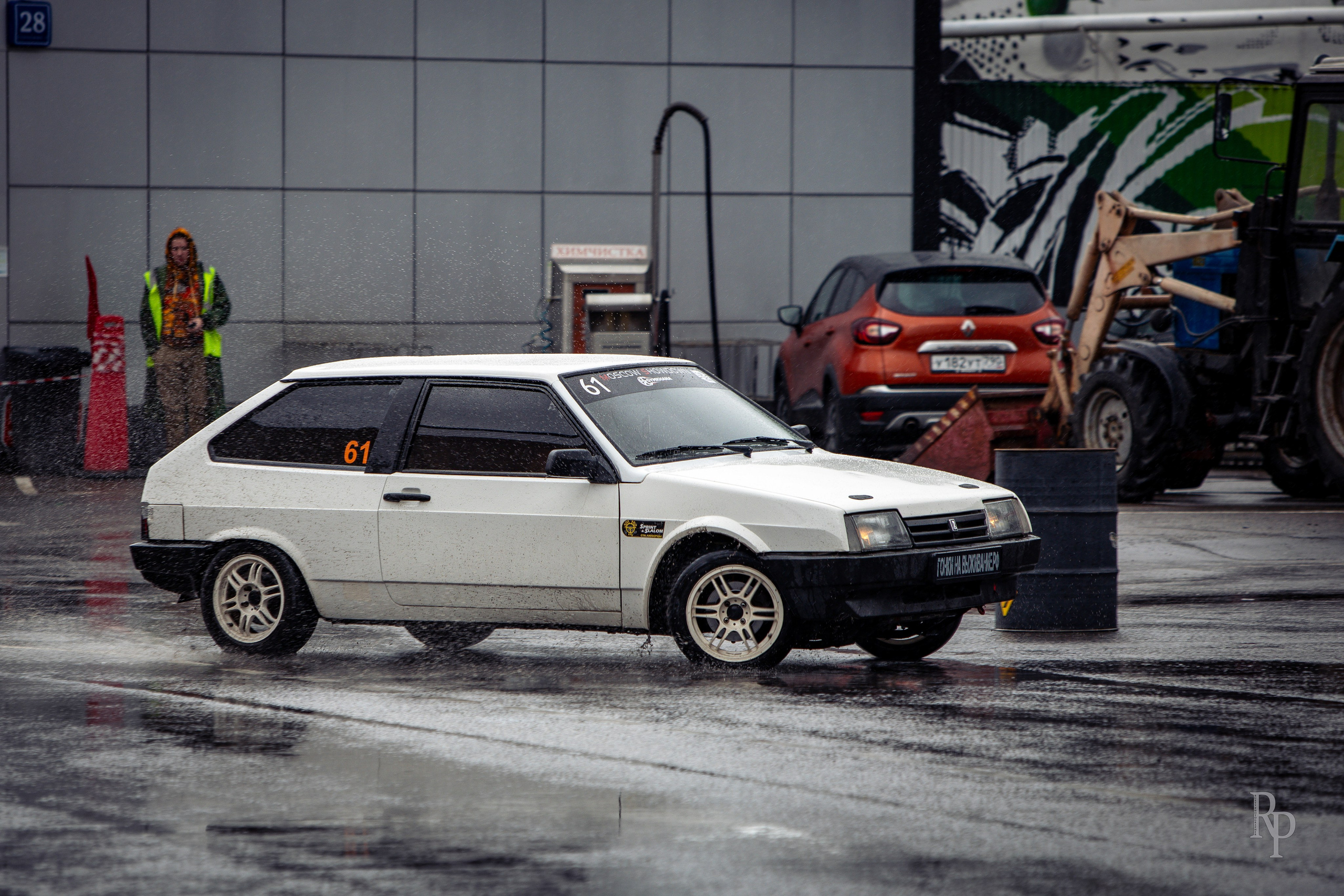 SHOWDOWN. Rusty Photographer