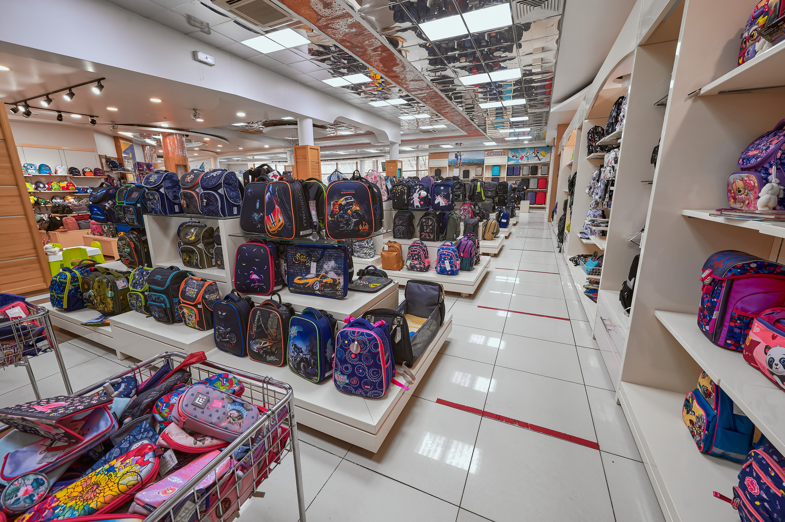 Портфолио по интерьерной и экстерьерной фотосъёмки: Мир Сумок — Правый берег. Фотограф Яковлев Роман — Красноярск