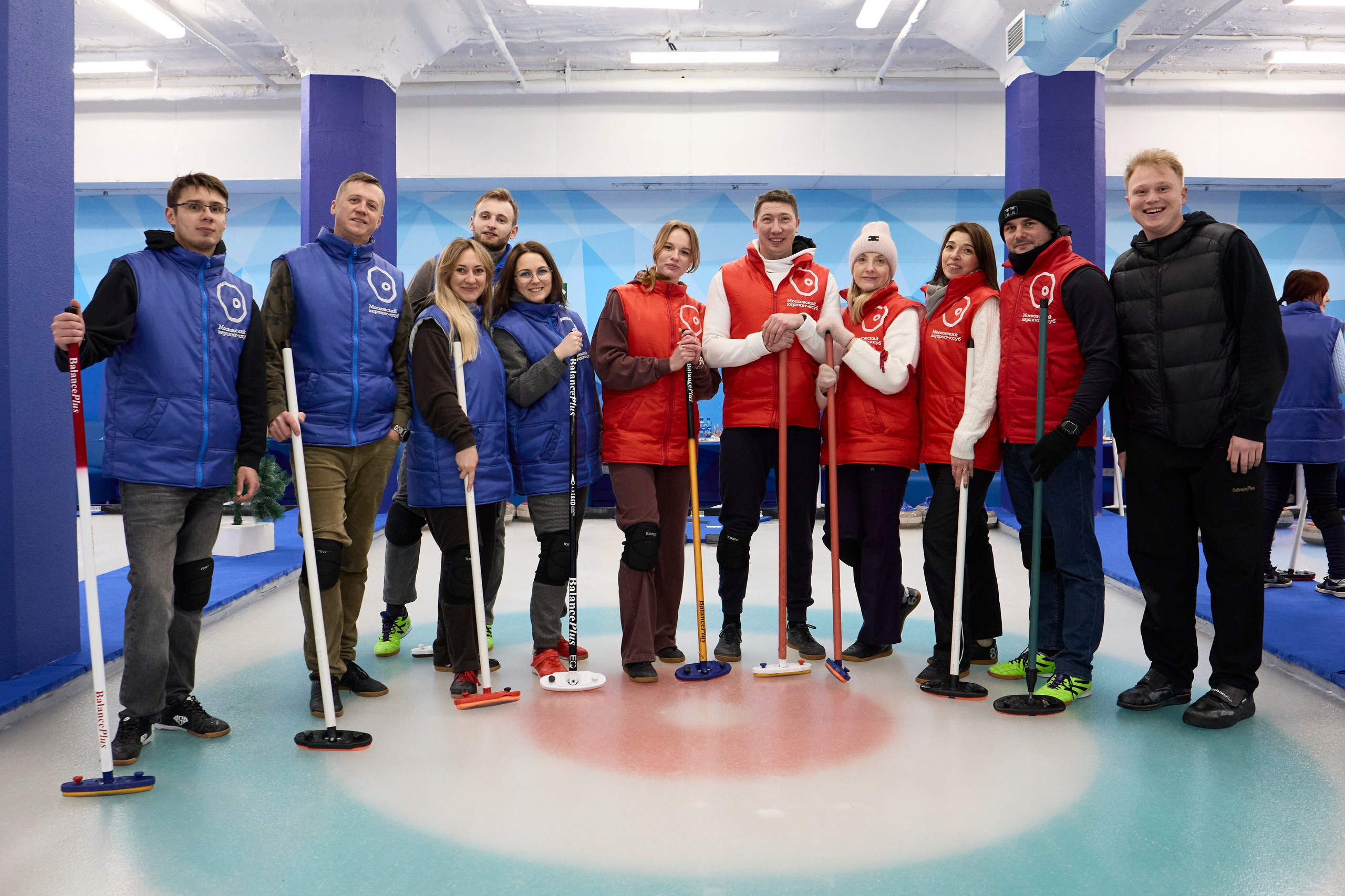 Фото сотрудников на корпоративе в керлинг клубе.