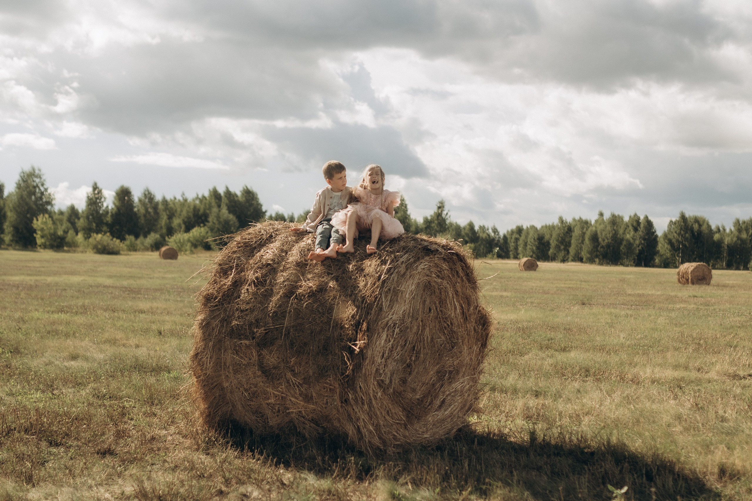 Вика и Миша на сене. Семейный фотограф lifestyle в Новосибирске Елена Шпилевая