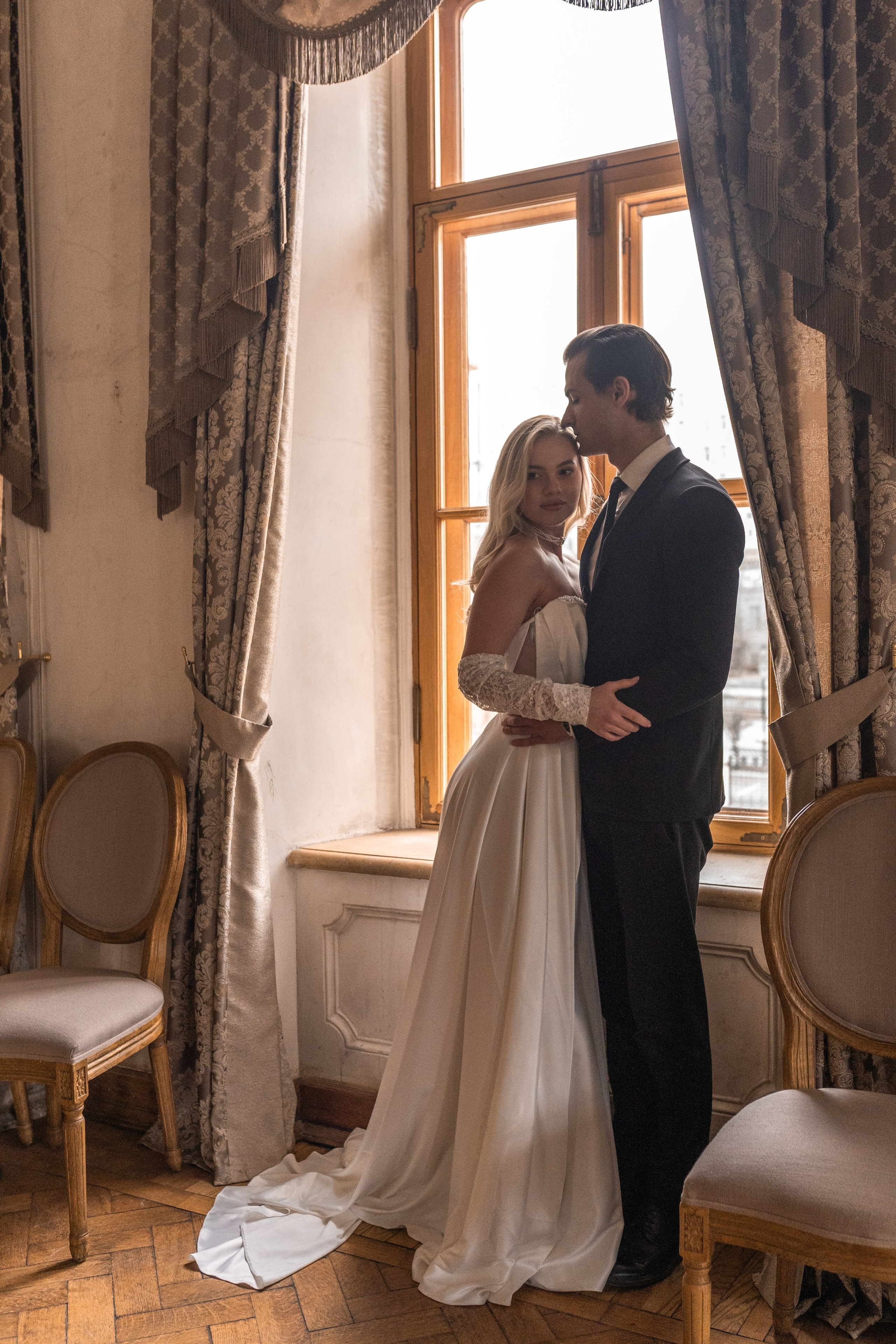 Свадебная фотосессия в Пушкинской библиотеке. Свадебный фотограф в Москве Анна Полушина