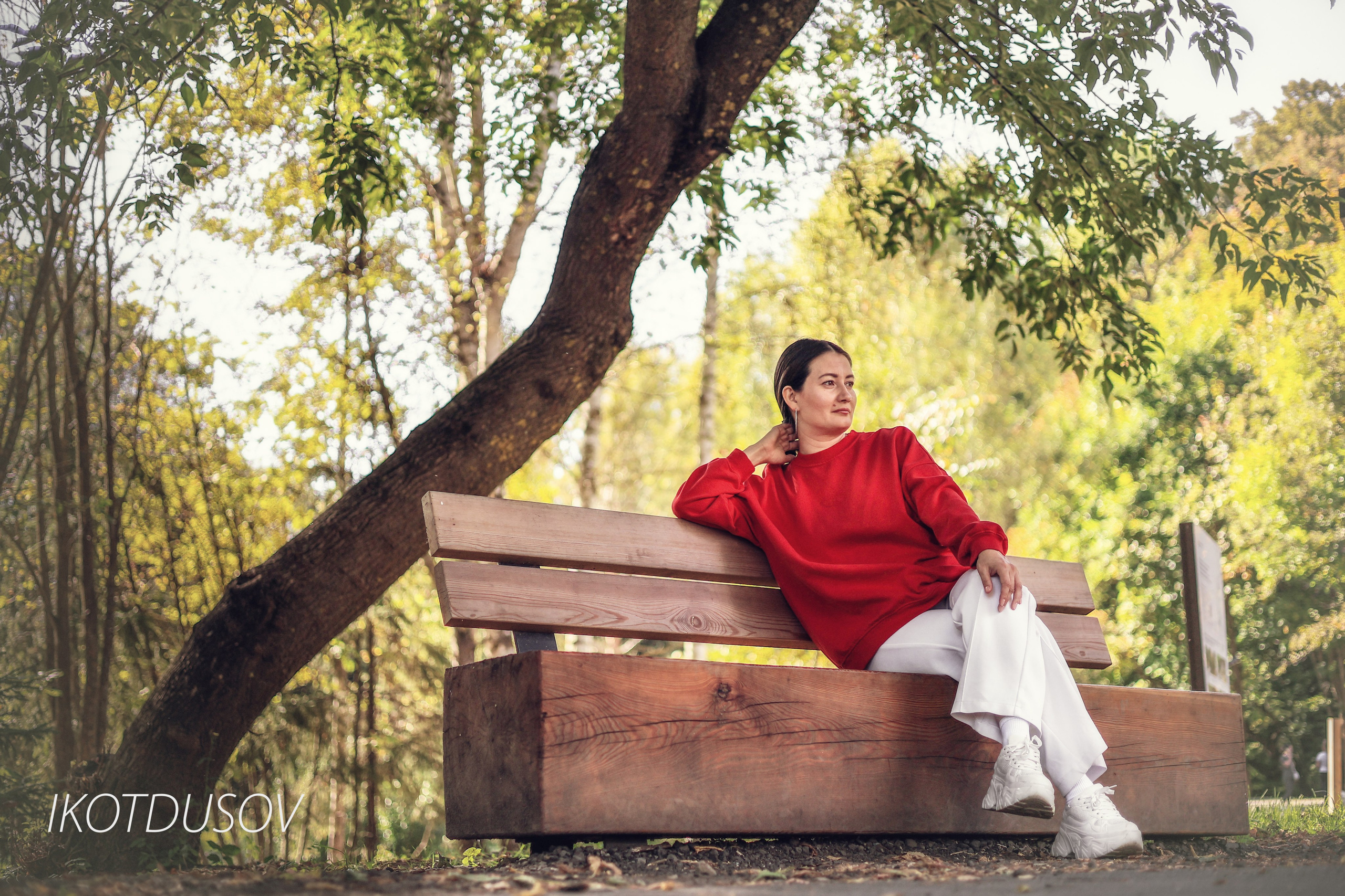 Фотограф Илнар Котдусов - портрет девушки на скамье в тени дерева.