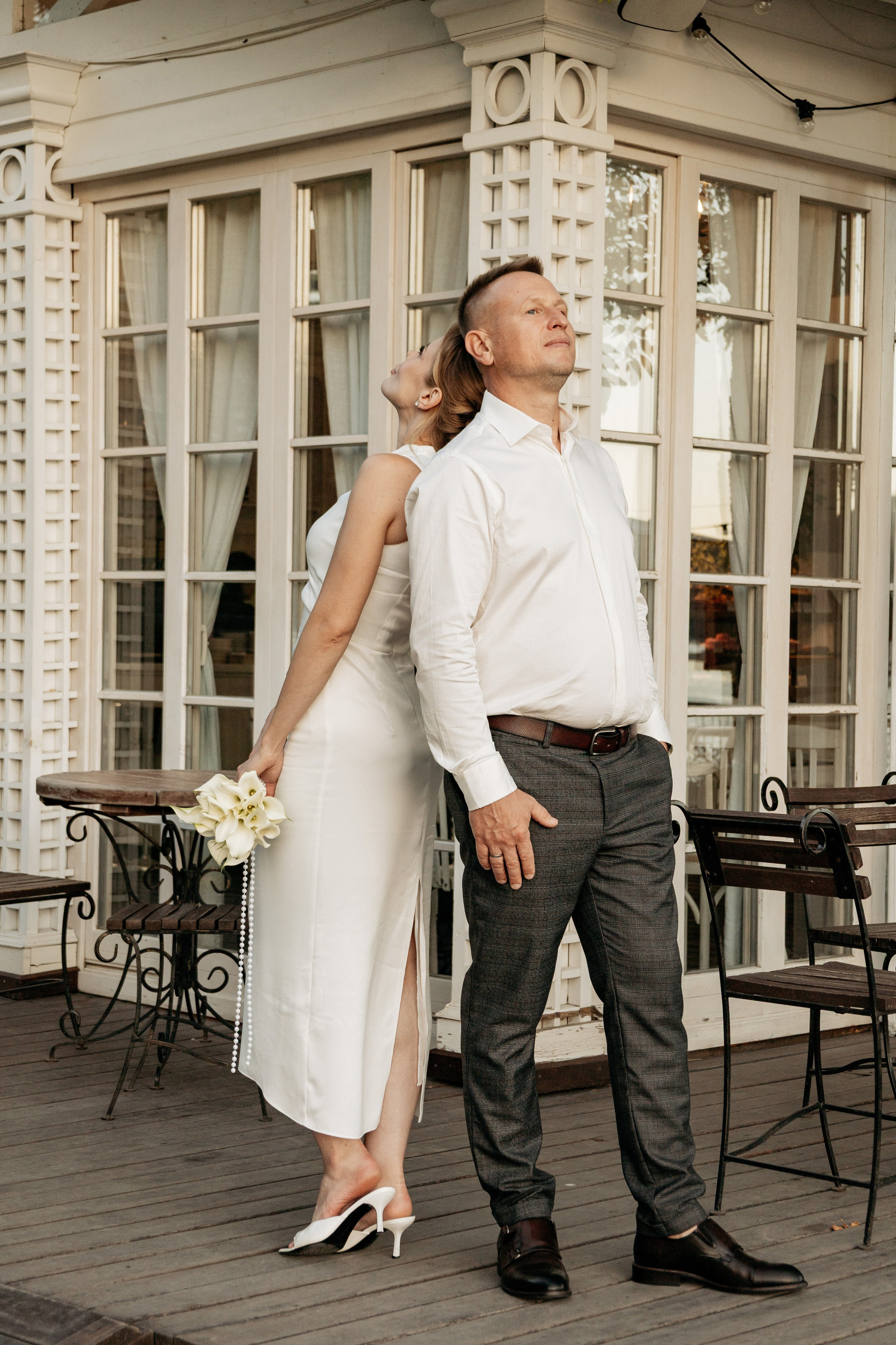  Молодожены на фоне арок и колонн курорта