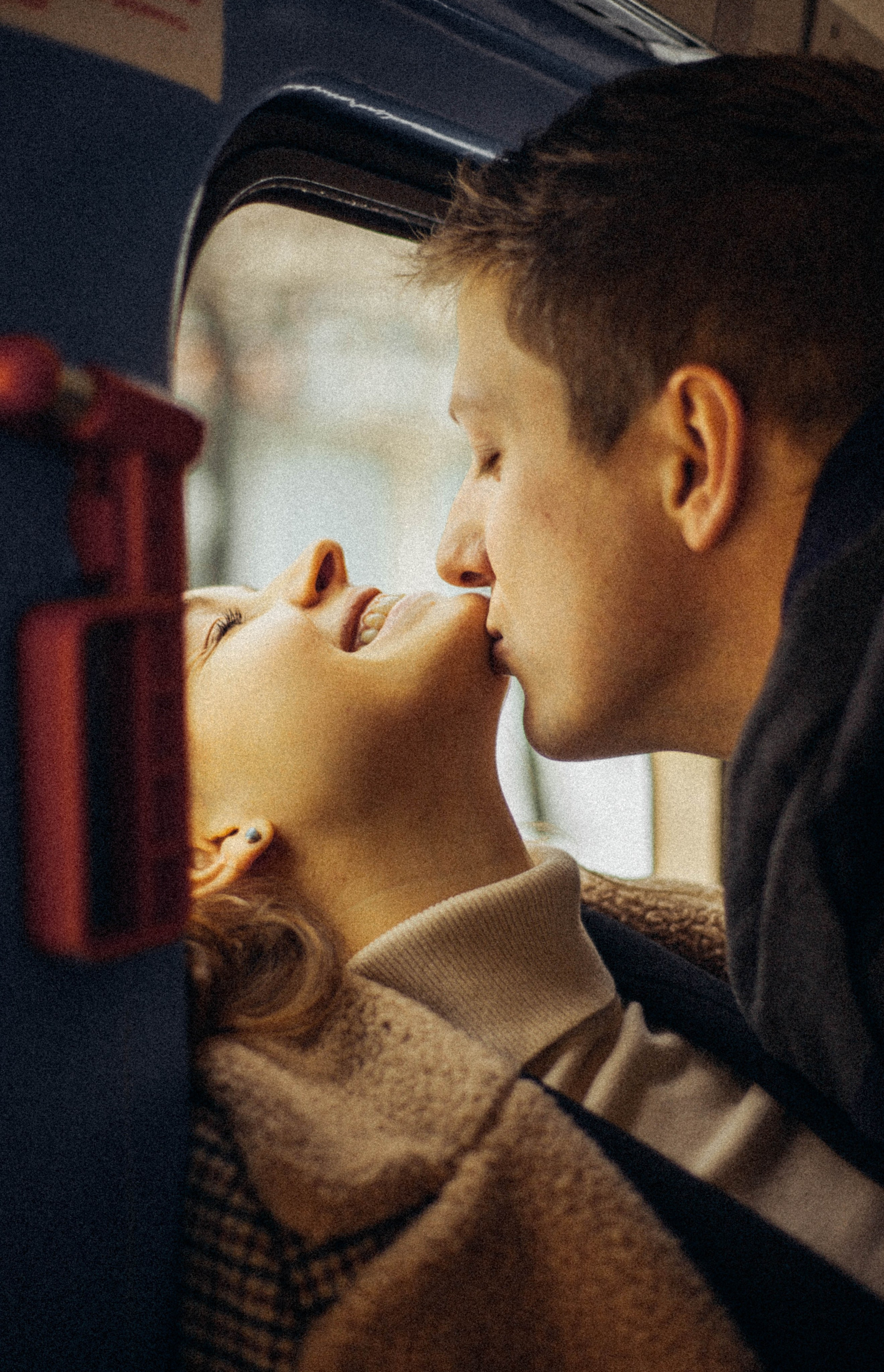 пара в трамвае