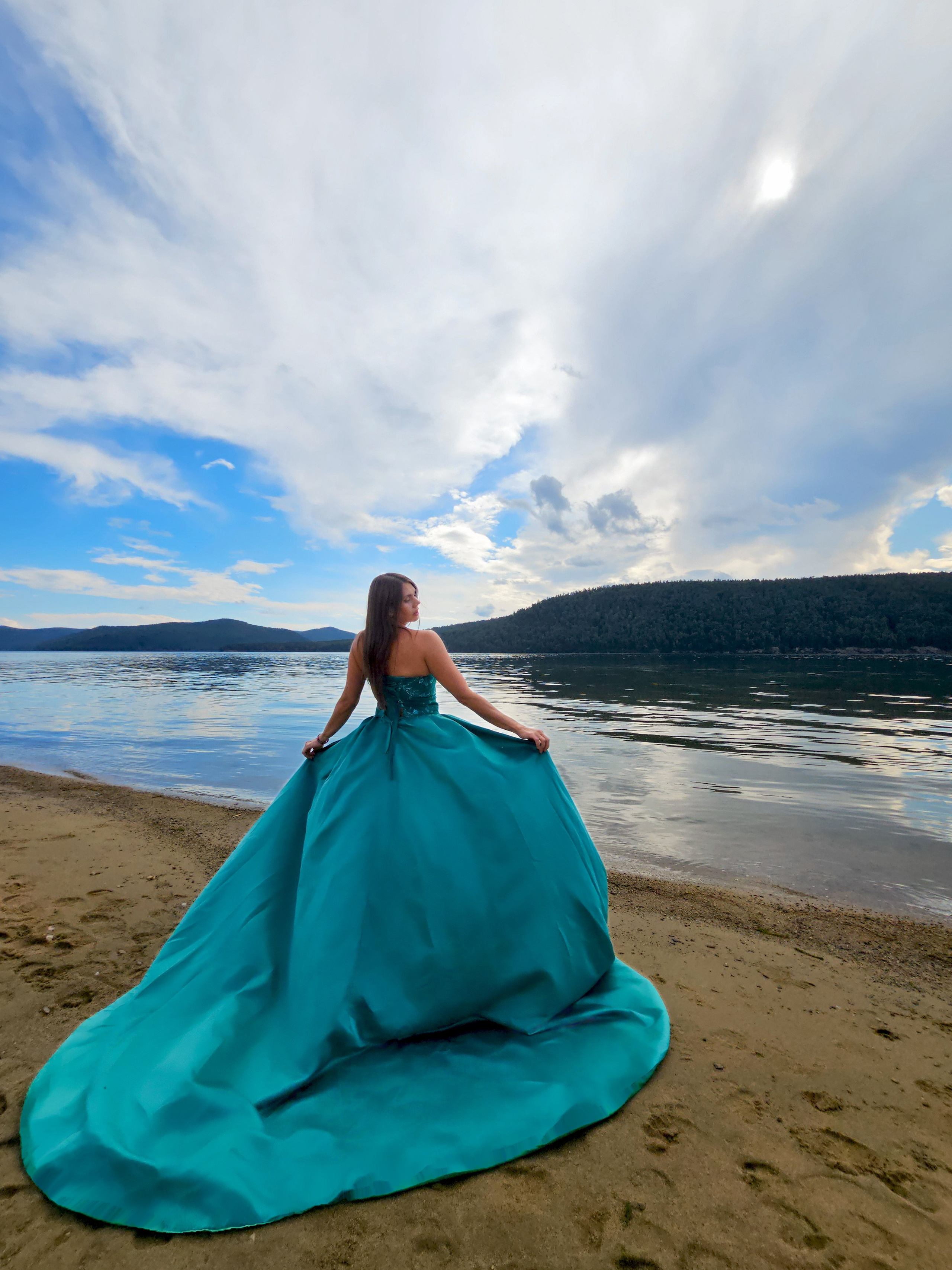 Платье со шлейфом на фотосессию на Байкале напрокат