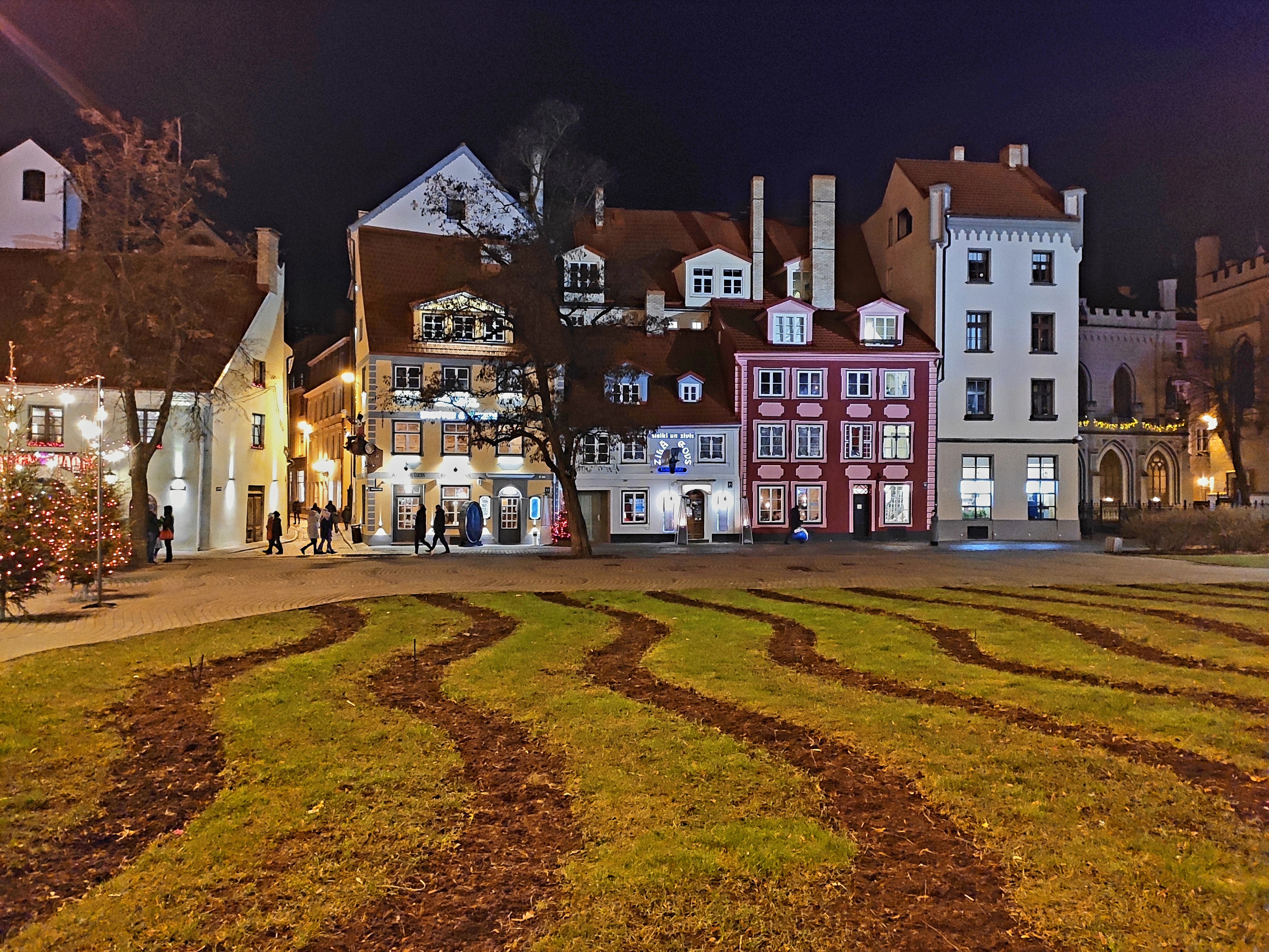 Вечером туристы разбредаются по уютным ресторанчикам