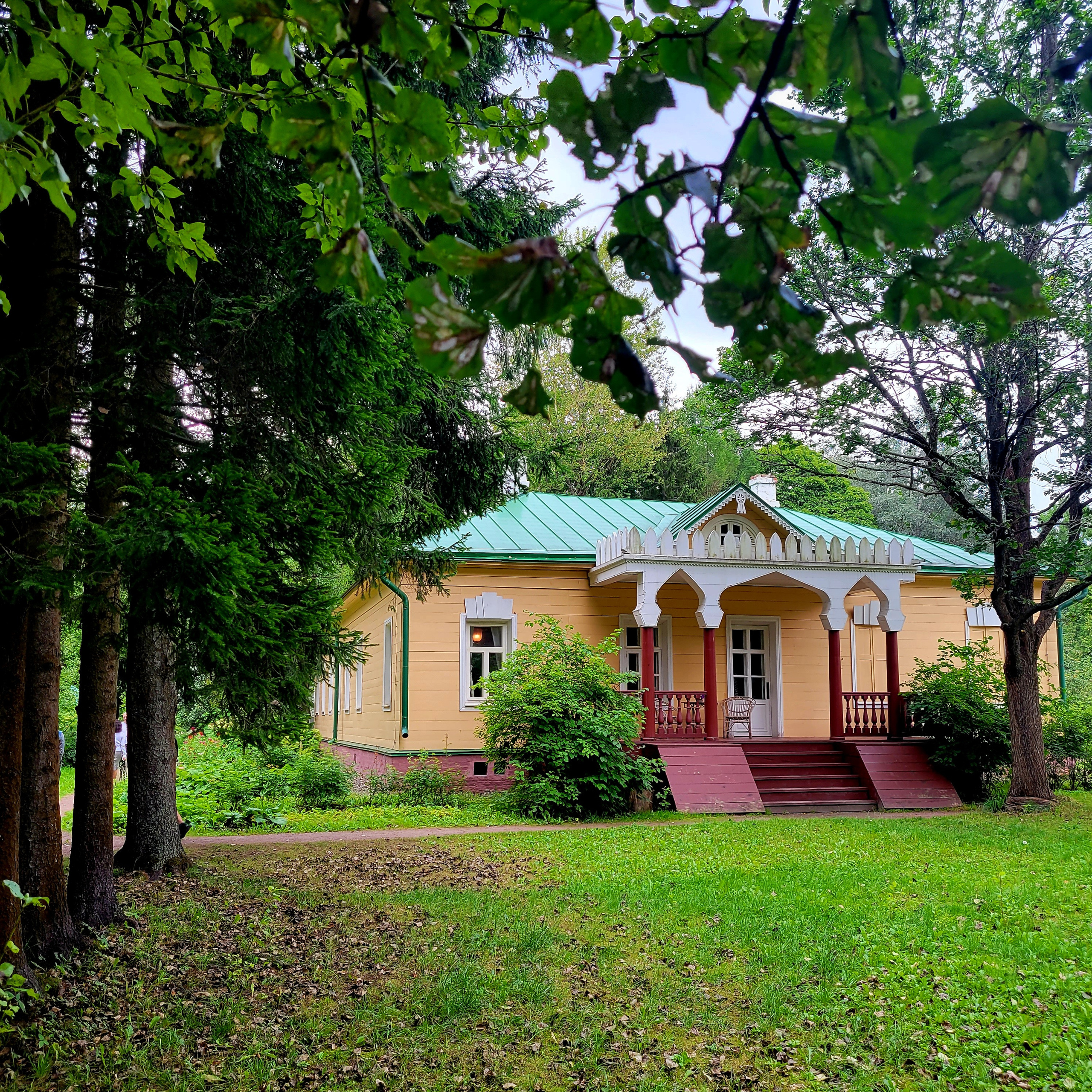 Вид на "крыльцо в парк" главного дома