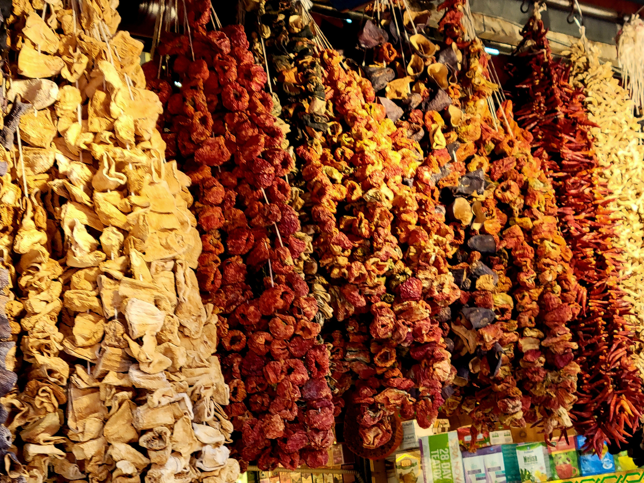 На улице вполне приличная теплая погода, около 28