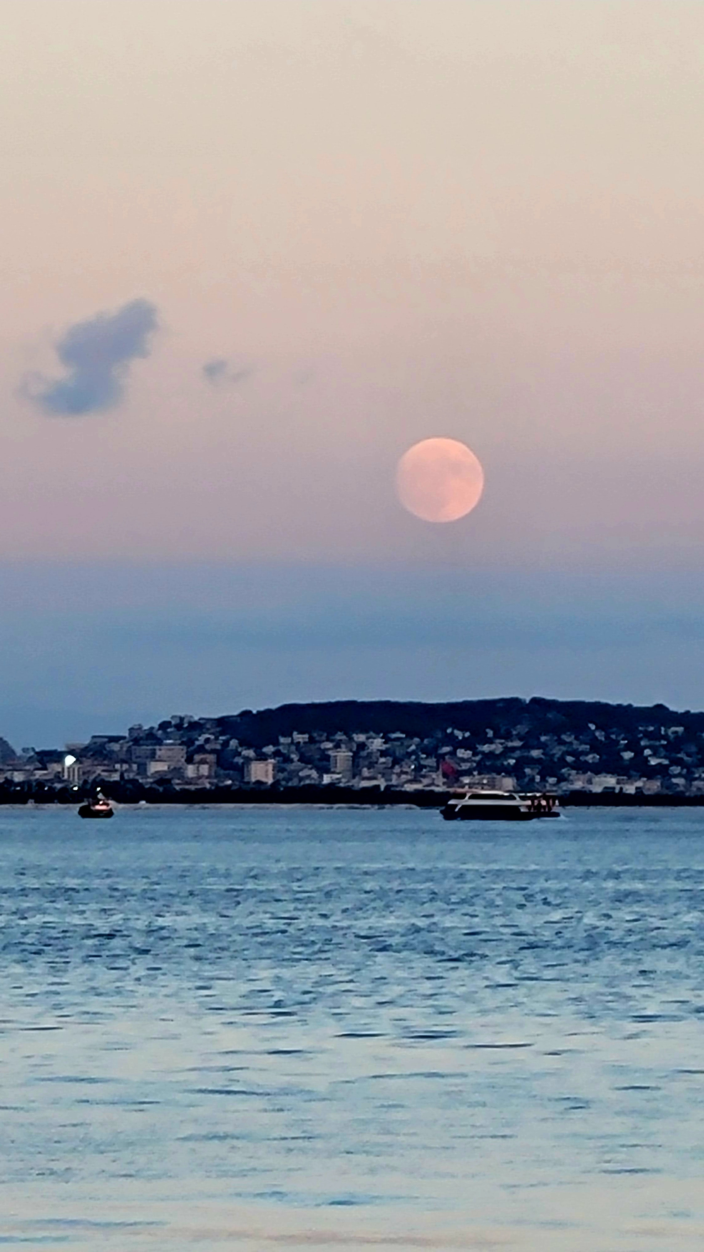 Прогулка по набережной в азиатской части Стамбула совпала с днем суперлуния - почти полная луна, находящаяся в ближайшей к Земле точке траектории. Рыжий цвет, огромный размер.