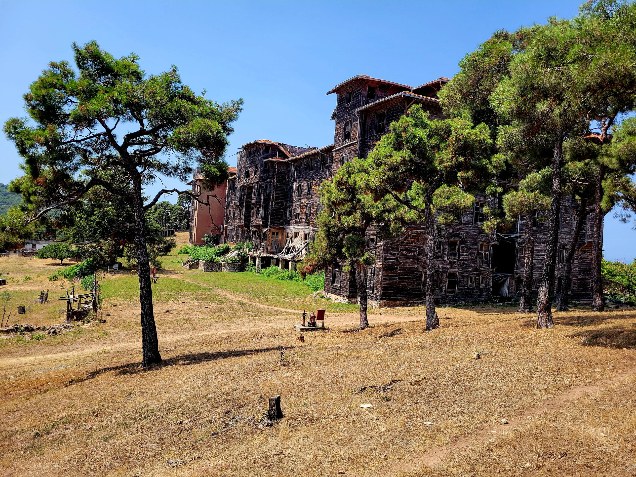 Строилось оно как роскошный отель и казино. Но кризисы и мировые войны внесли правки. Здание стало приютом для мигрантов из Греции, а позже - и из революционной России