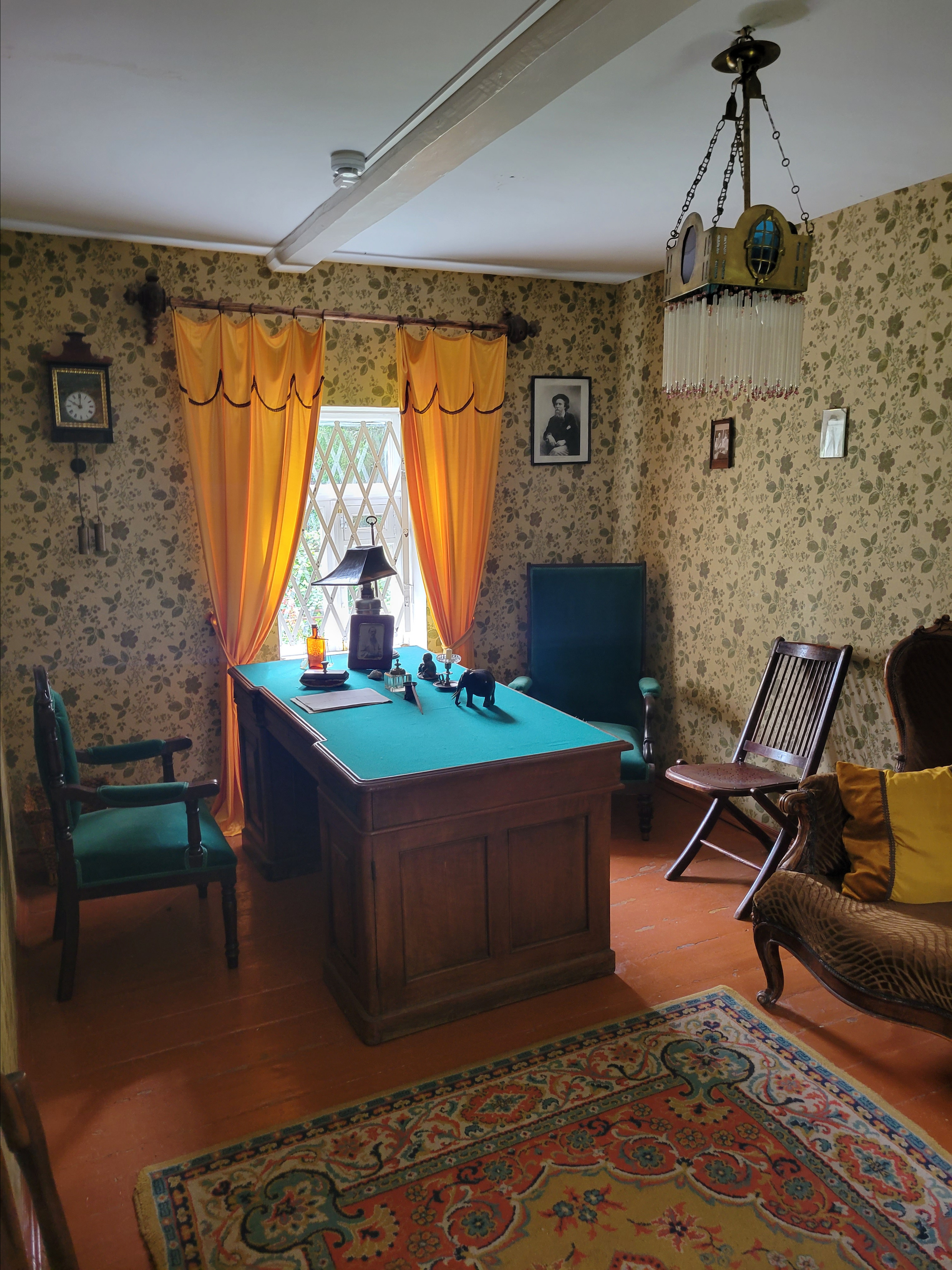 Именно в этом флигеле, за столом зеленого сукна была написана "Чайка"