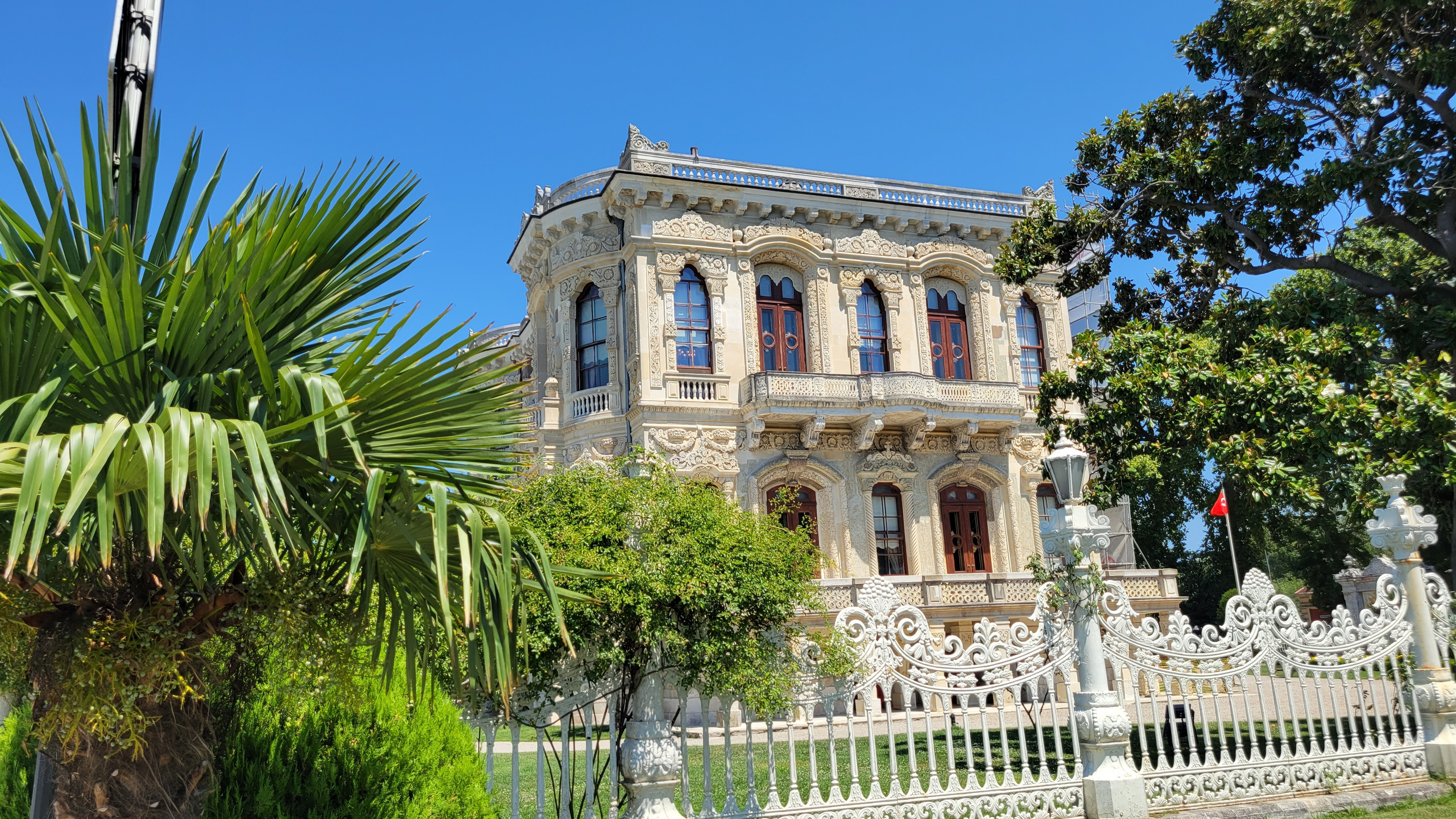 Строился он как место отдыха во время верховых прогулок султана из города и не предназначался для ночевок