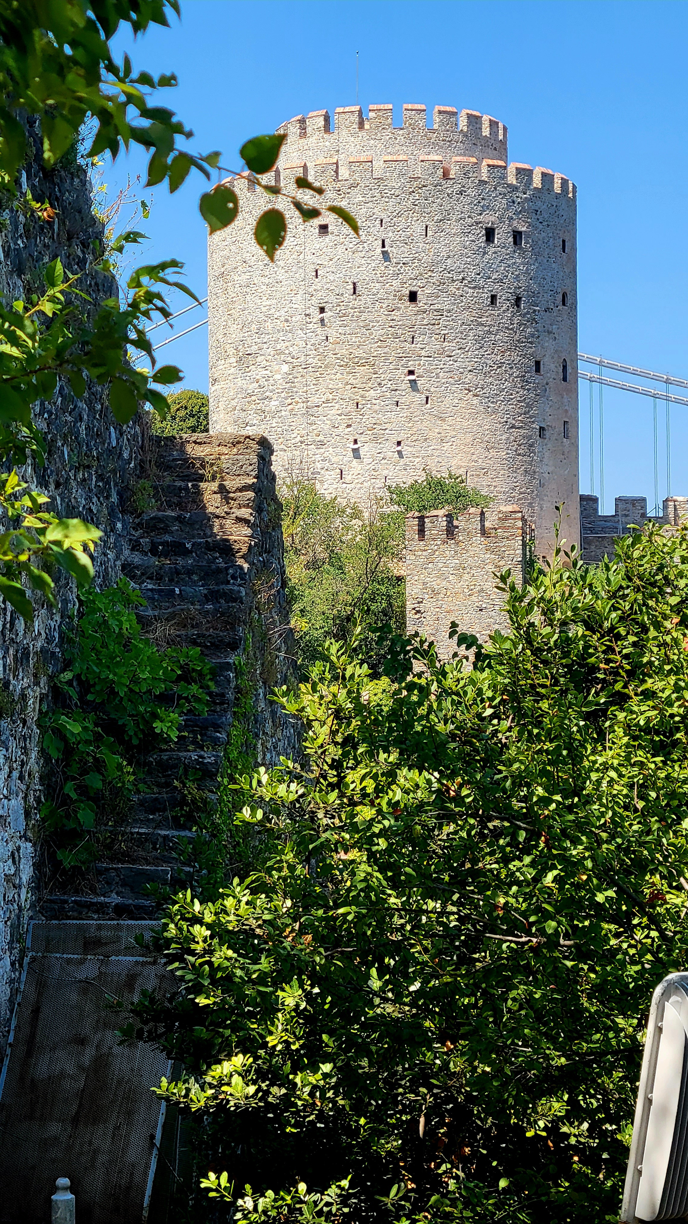 Башни крепости для посещения закрыты, но даже погулять по территории, прикоснуться к каменным стенам было интересно