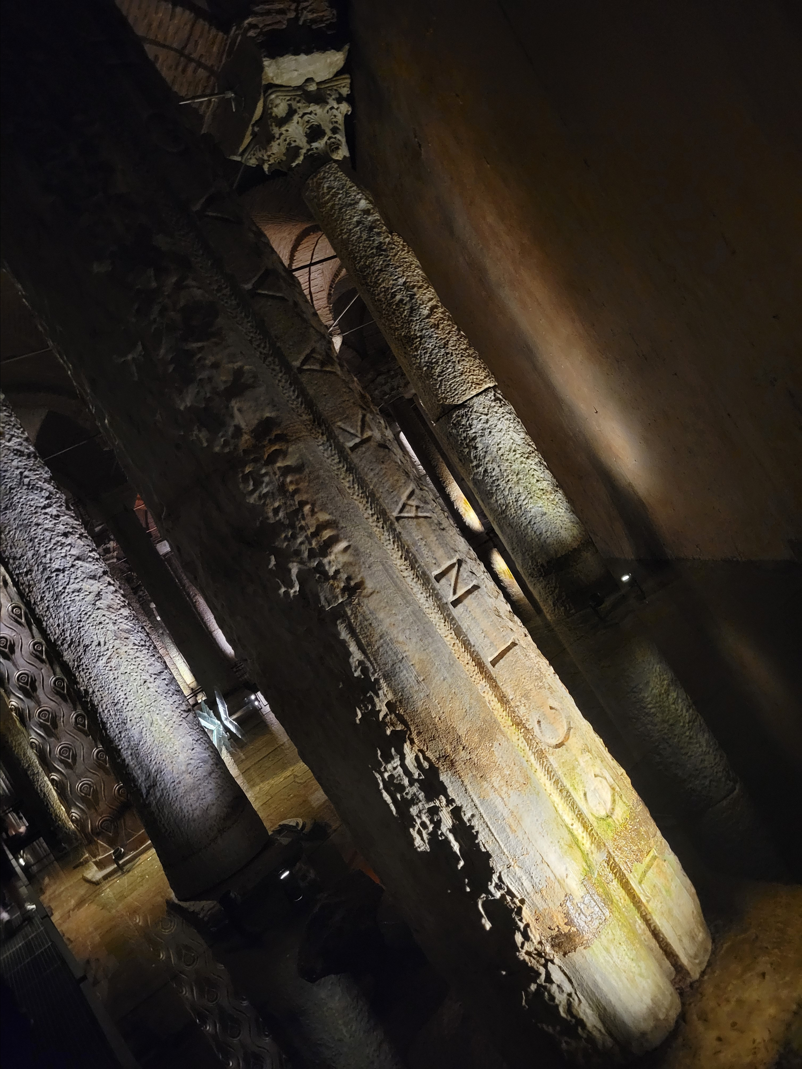 Немного воды, подсветка и цистерна становится самым необычным, запоминающимся и волшебным местом Стамбула