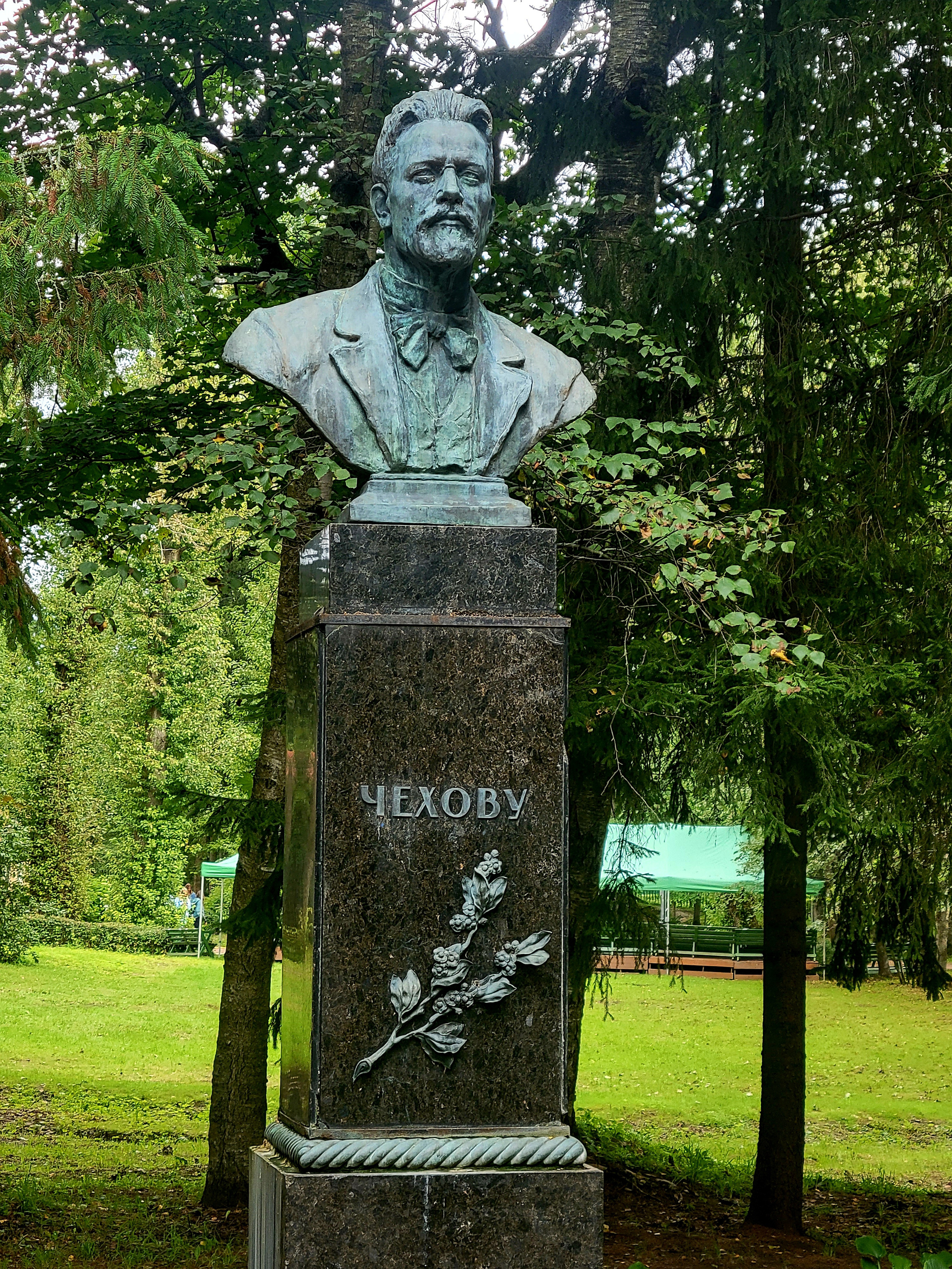 В усадьбе стоит памятник - это первый памятник Чехову. Здесь он изображен в последние годы жизни, когда он давно и тяжело болел. Приехал в Мелихово он в 32 года, сильным, бодрым. 