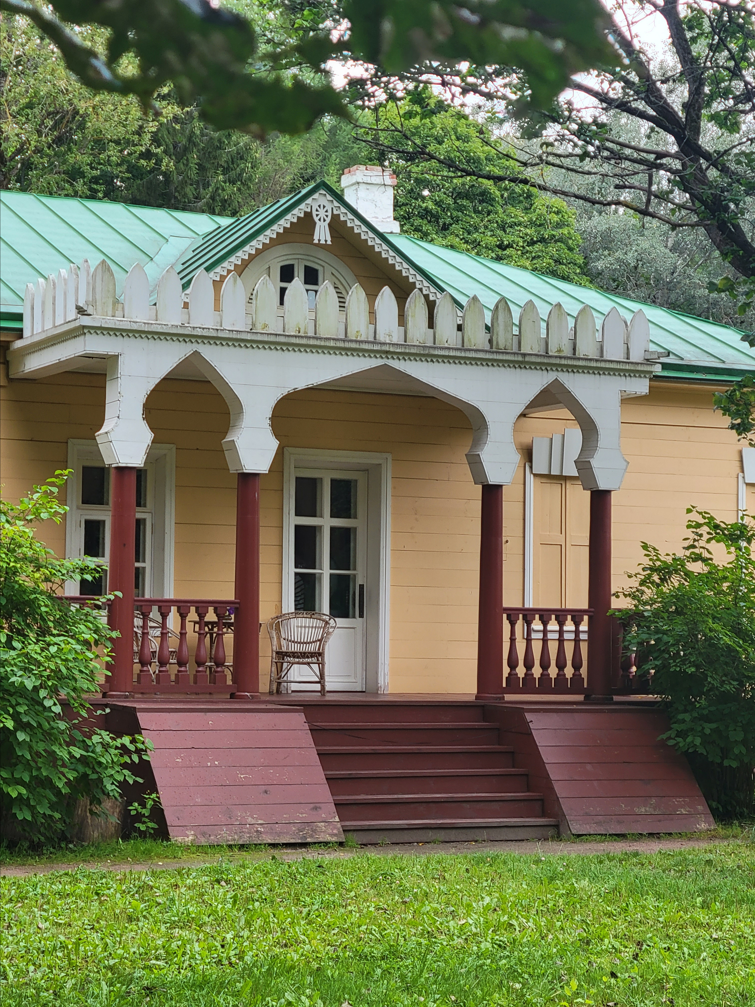 Перед домом раскинулся маленький прудик "Аквариум". Этот пруд наполнялся разными рыбами, но быстро зацветал и превращался в грязноватую лужу