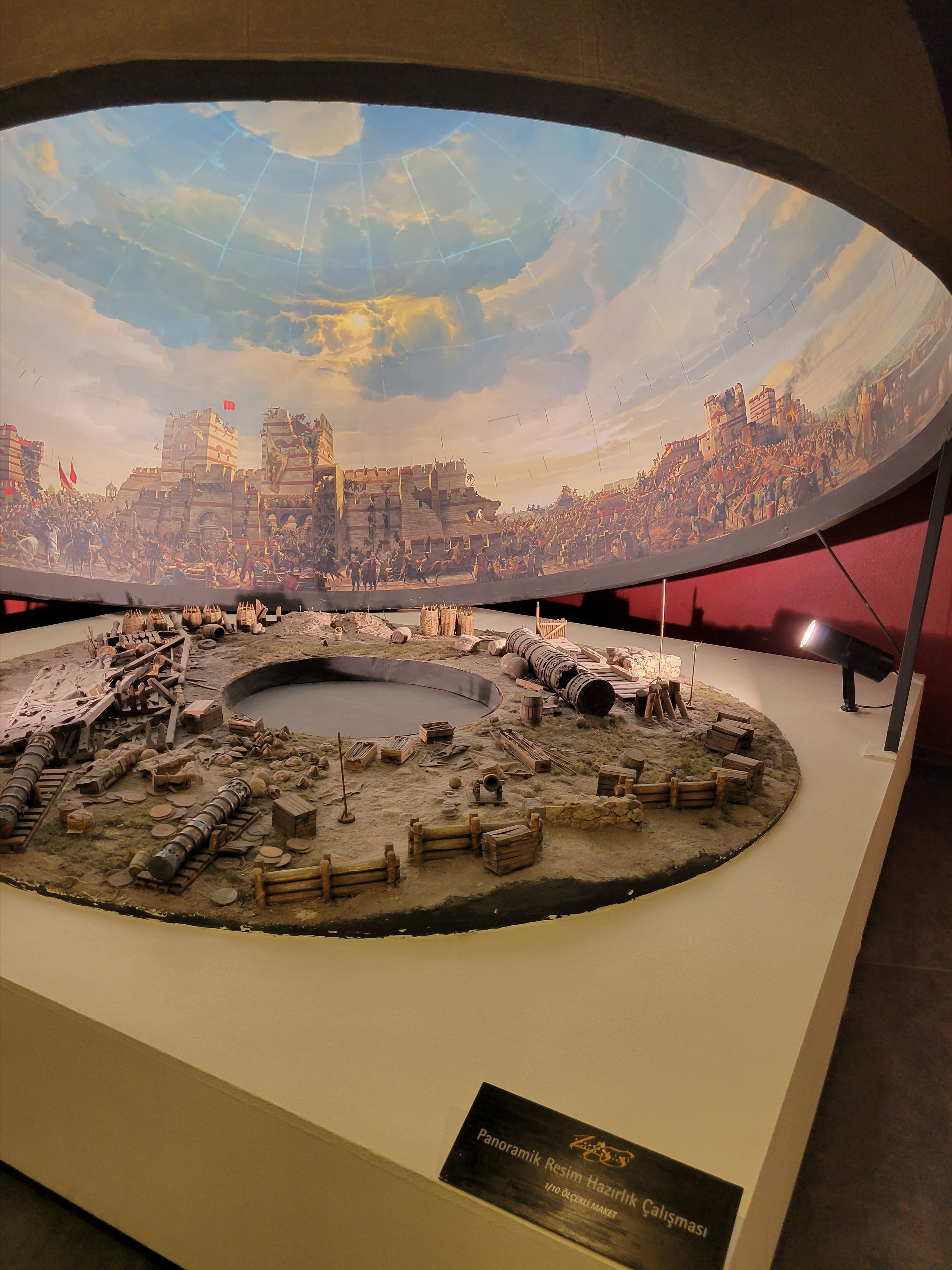 Недалеко от замка расположен музей-панорама, рассказывающая о дне падения Константинополя. Аналог нашей Бородинской панорамы, сеанс включает показ кинофильма с историей и причинами взятия Константинополя, ходом осады и взятия города. 