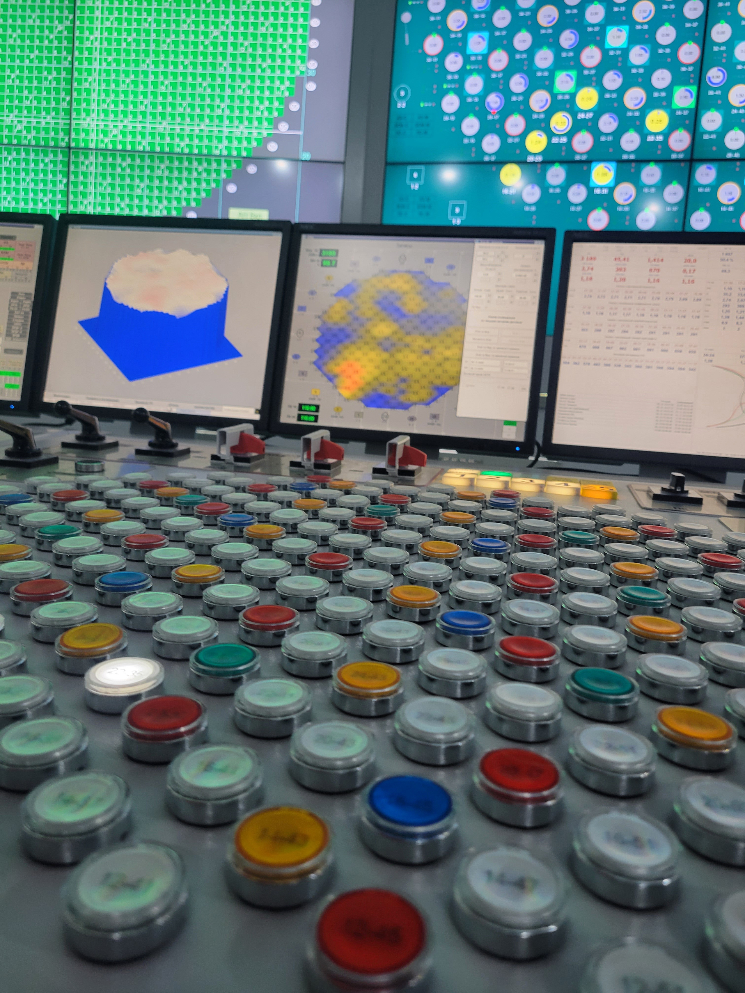 Больше 1000 стержней в реакторе. С ураном и с графитом