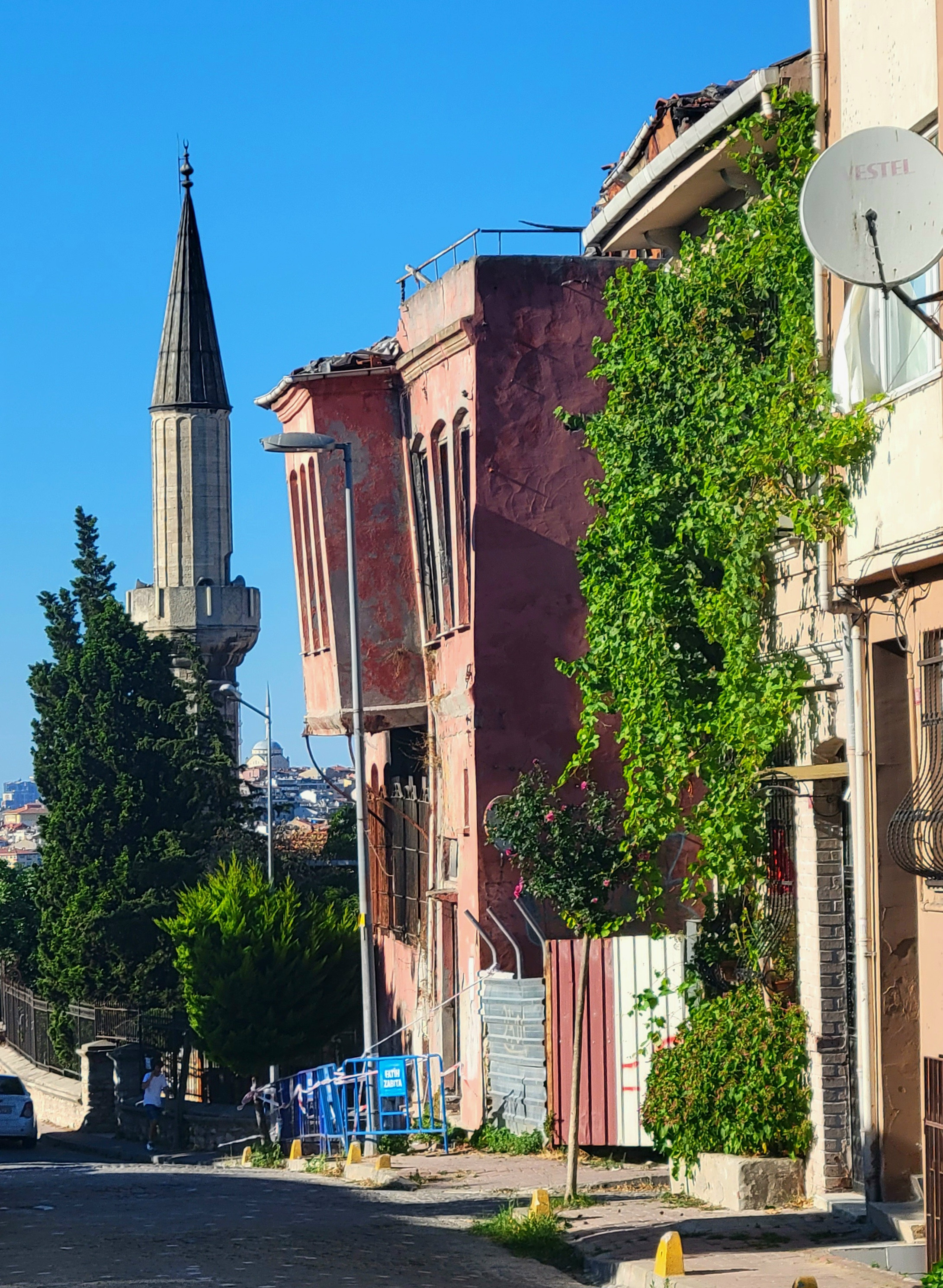 Длинная прогулка по раскаленным улочкам субботним вечером подзатянулась и попасть во Влахернский дворец мы не успели