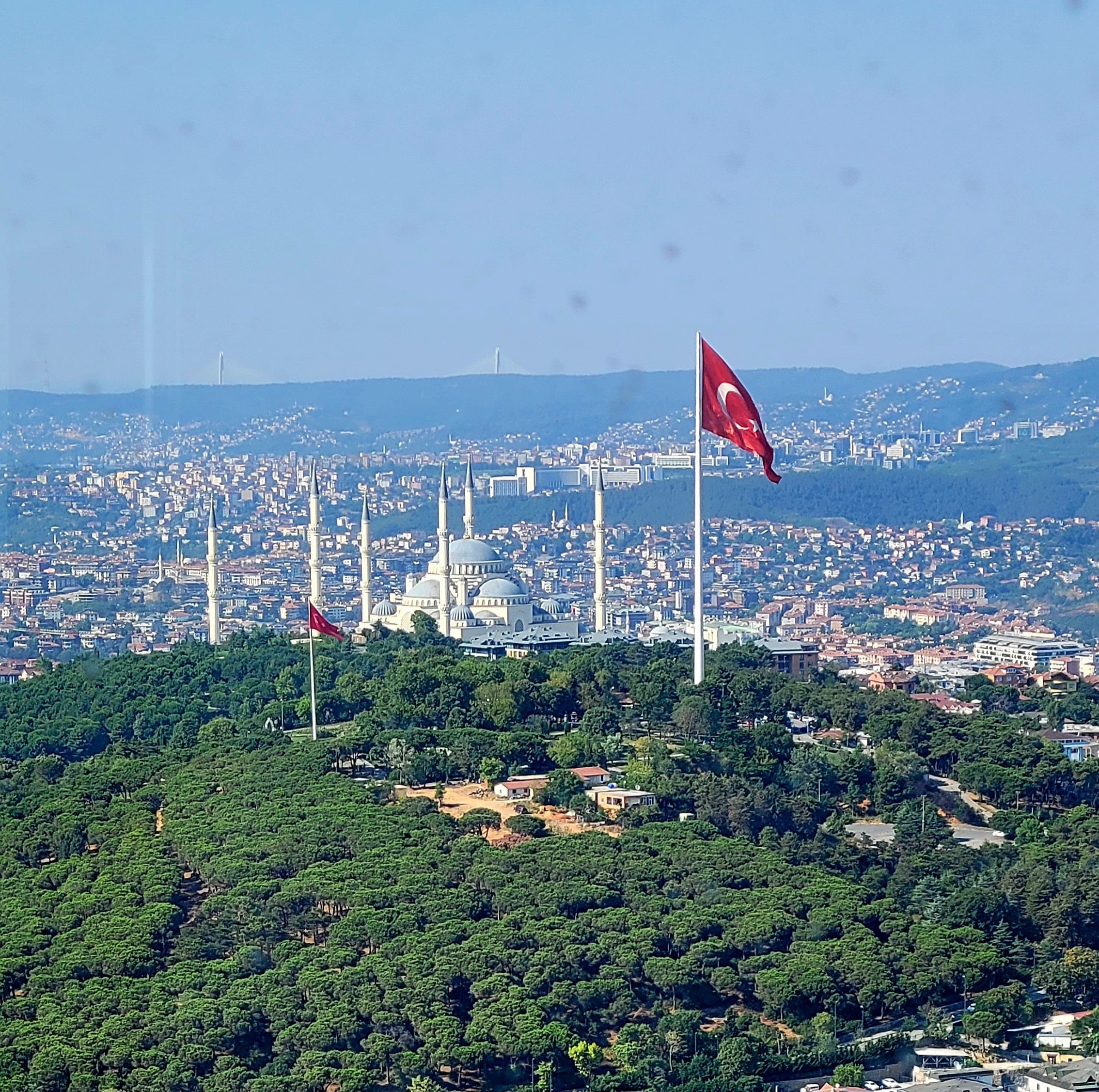 Чамлыджа - новенькая мечеть, огромная, шести-минаретная. В комплексе так же есть интереснейший музей с религиозными и историческими артефактами, инсталяциями и видео зарисовками, библиотека, кафе.