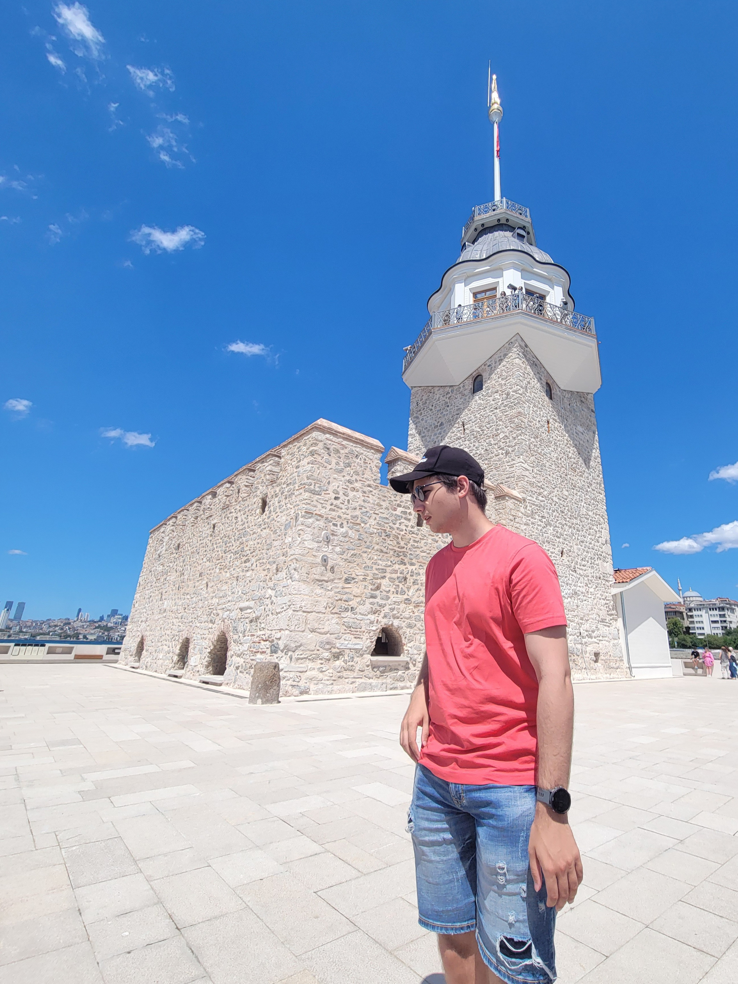 Вечером на стенах показывают лазерно-световое шоу. Мы даже пострались попасть, но по невниматьельности оказались на месте на час позже. Для планирующих поездку - шоу в 21! 