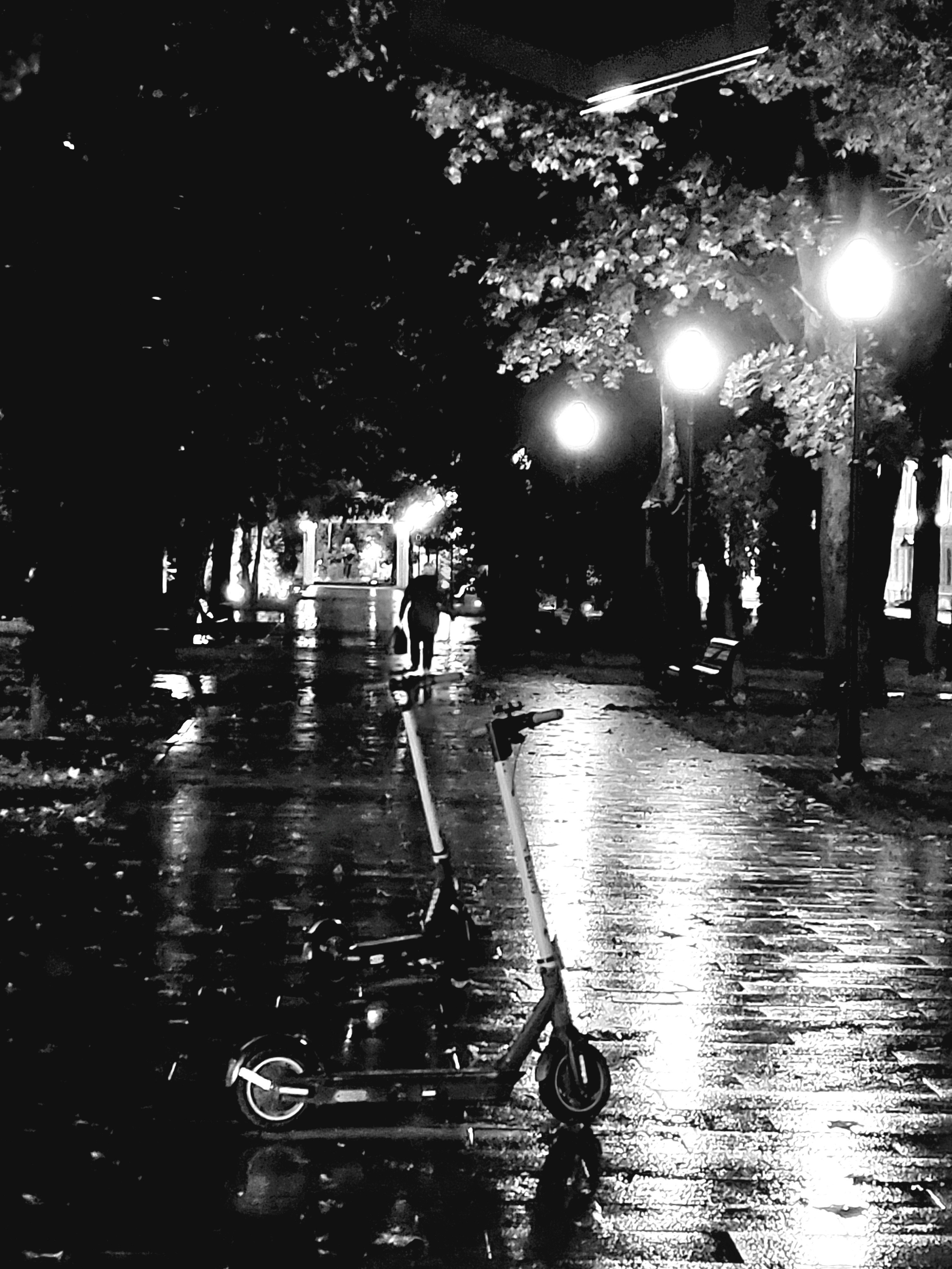 Самокаты под дождем в +1 смотрятся одиноко