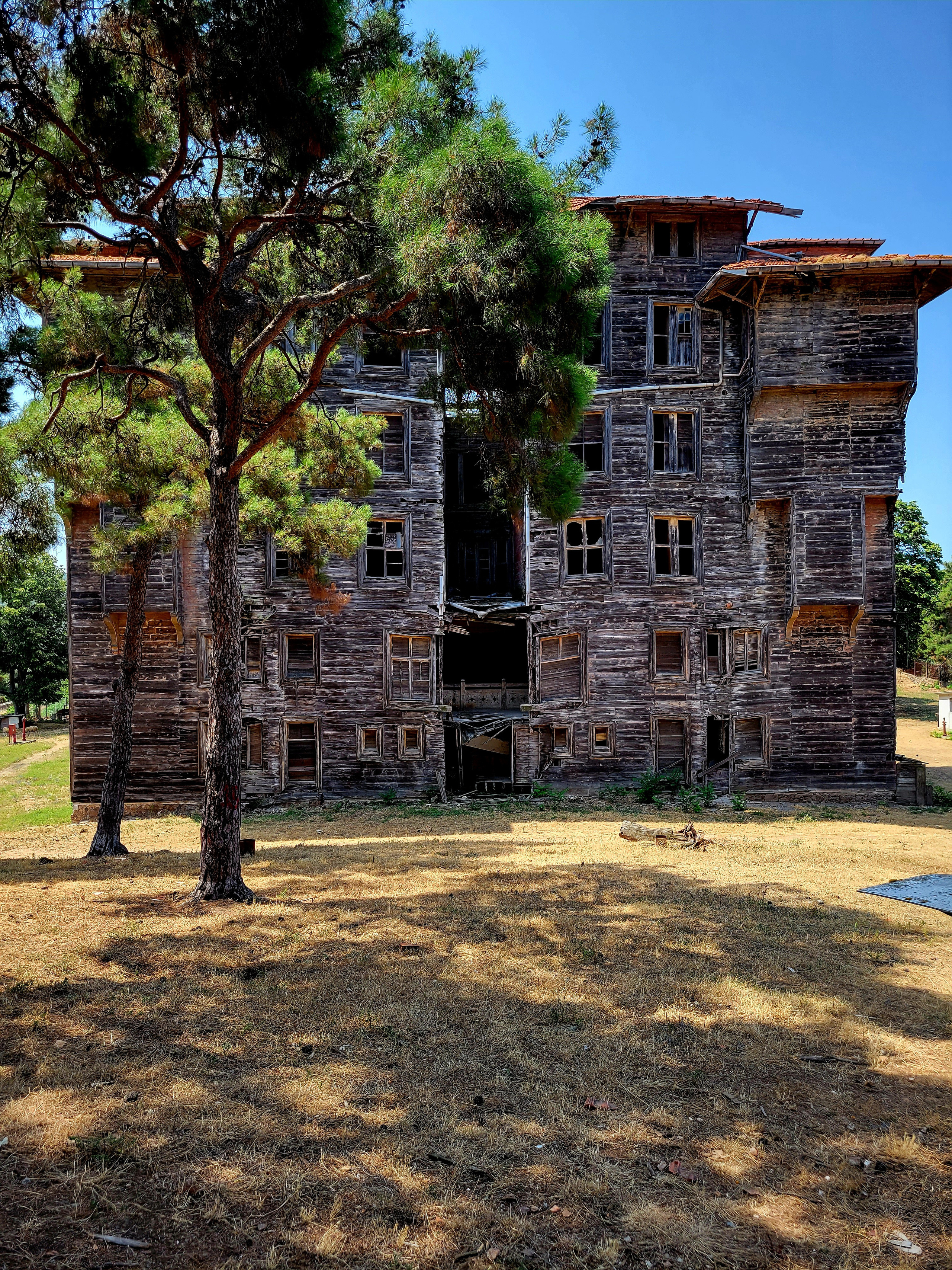 В середине XX в, когда отношения Турции и Греции сильно испортились (по причине Кипра), здание освободили и законсервировали.