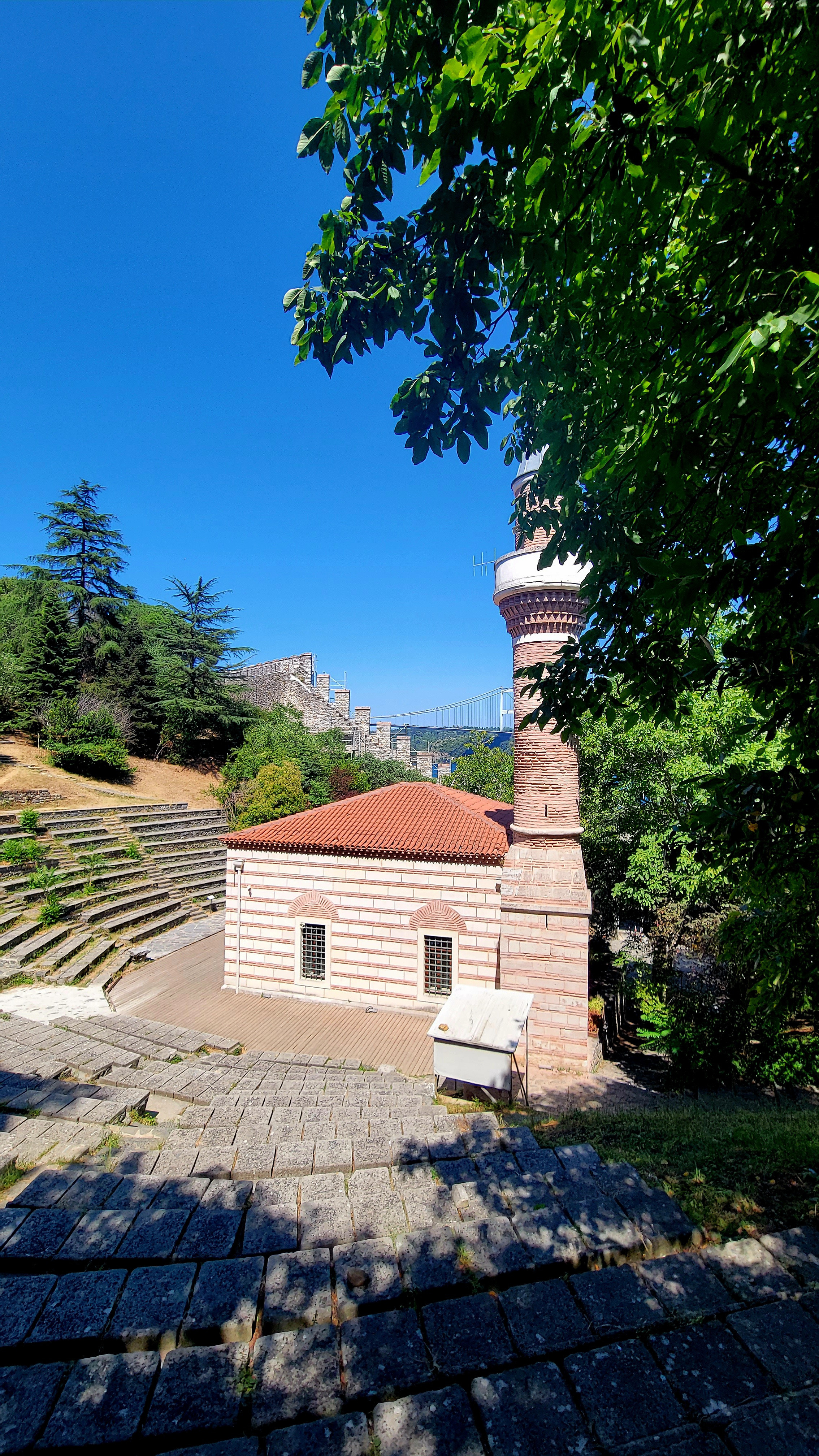 На территории крепости во время реставрации XX в. построили амфитеатр. А на его сцене уже в 2018 г восстановили мечеть. Именно на этом месте в крепости 1452 г была мечеть