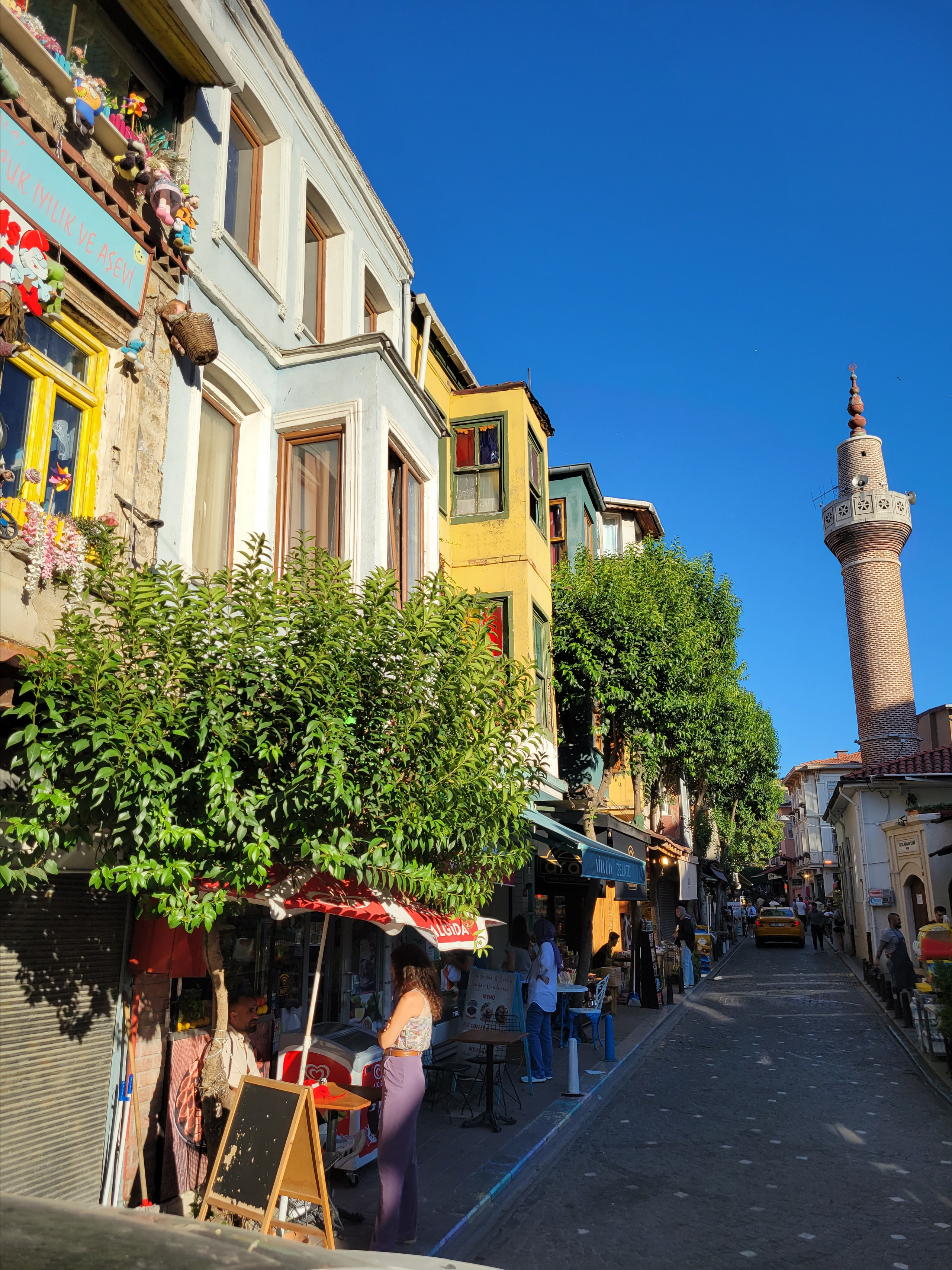 Это публикуемые во всех путеводителях улочки с разноцветными домами