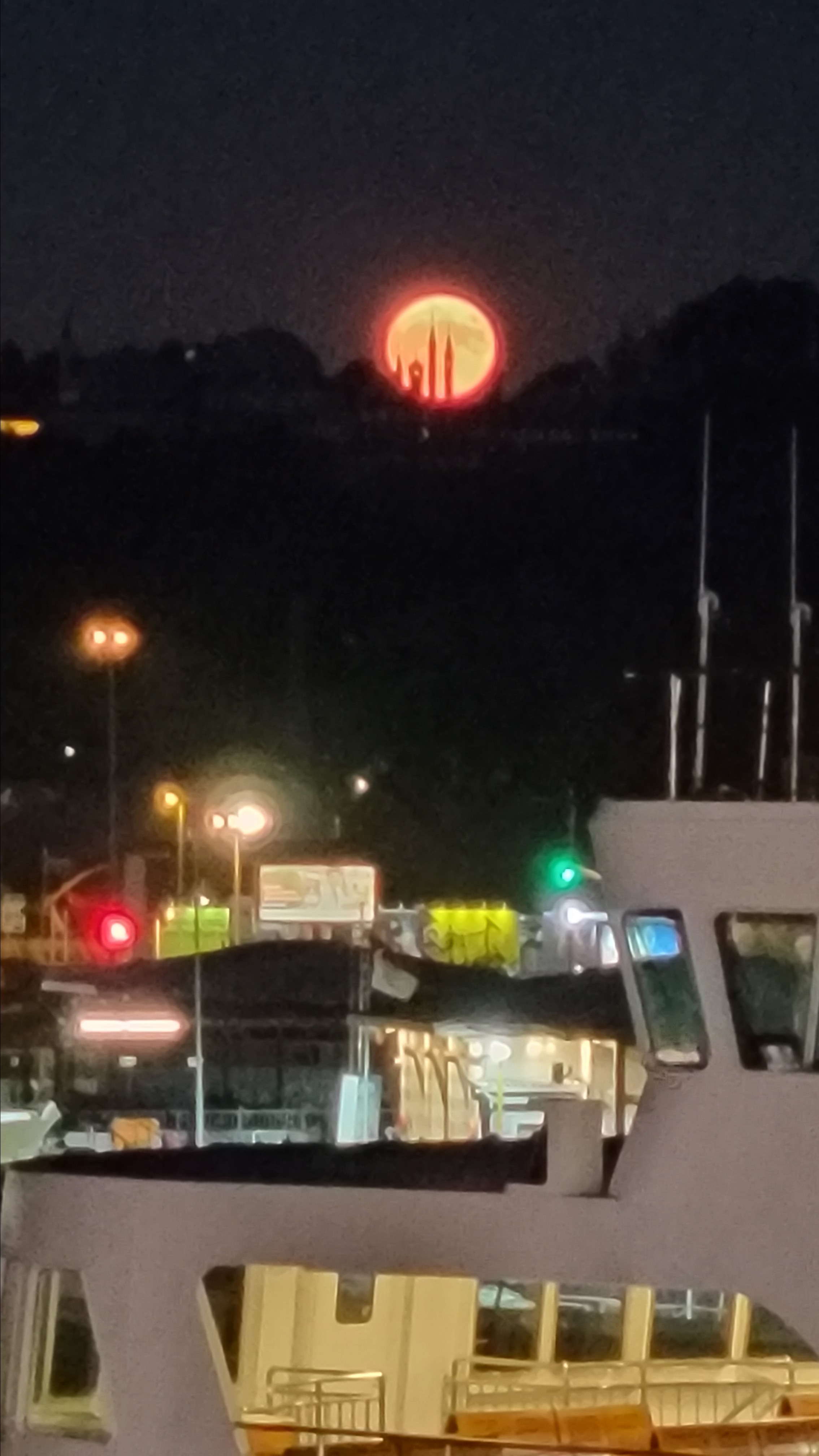 Суперлуние в центре Стамбула