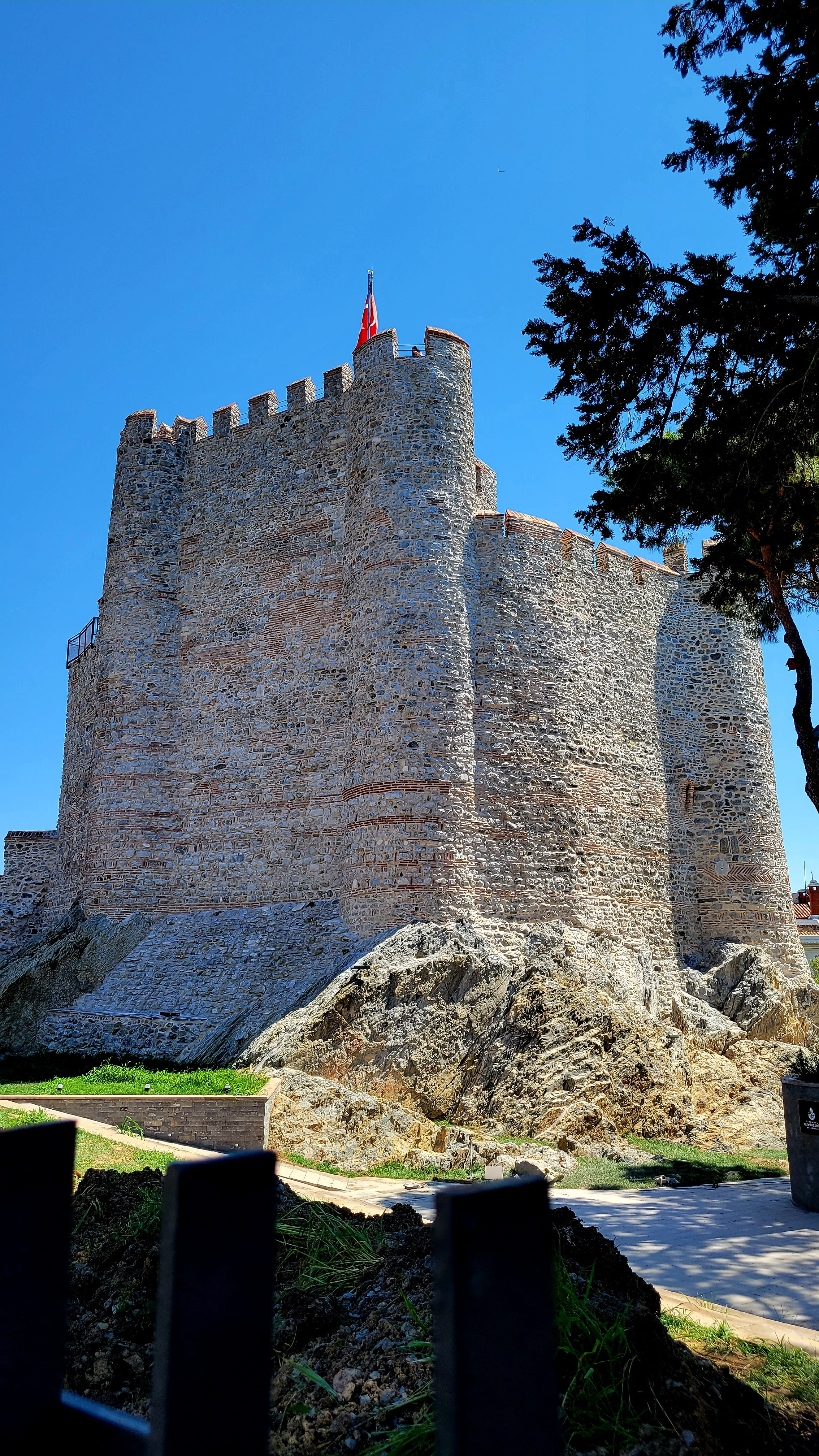 Крепость расположена напротив Румели Хисары в самом узком месте Босфора. В крепости почти ничего нет - стены, лестницы наверх
