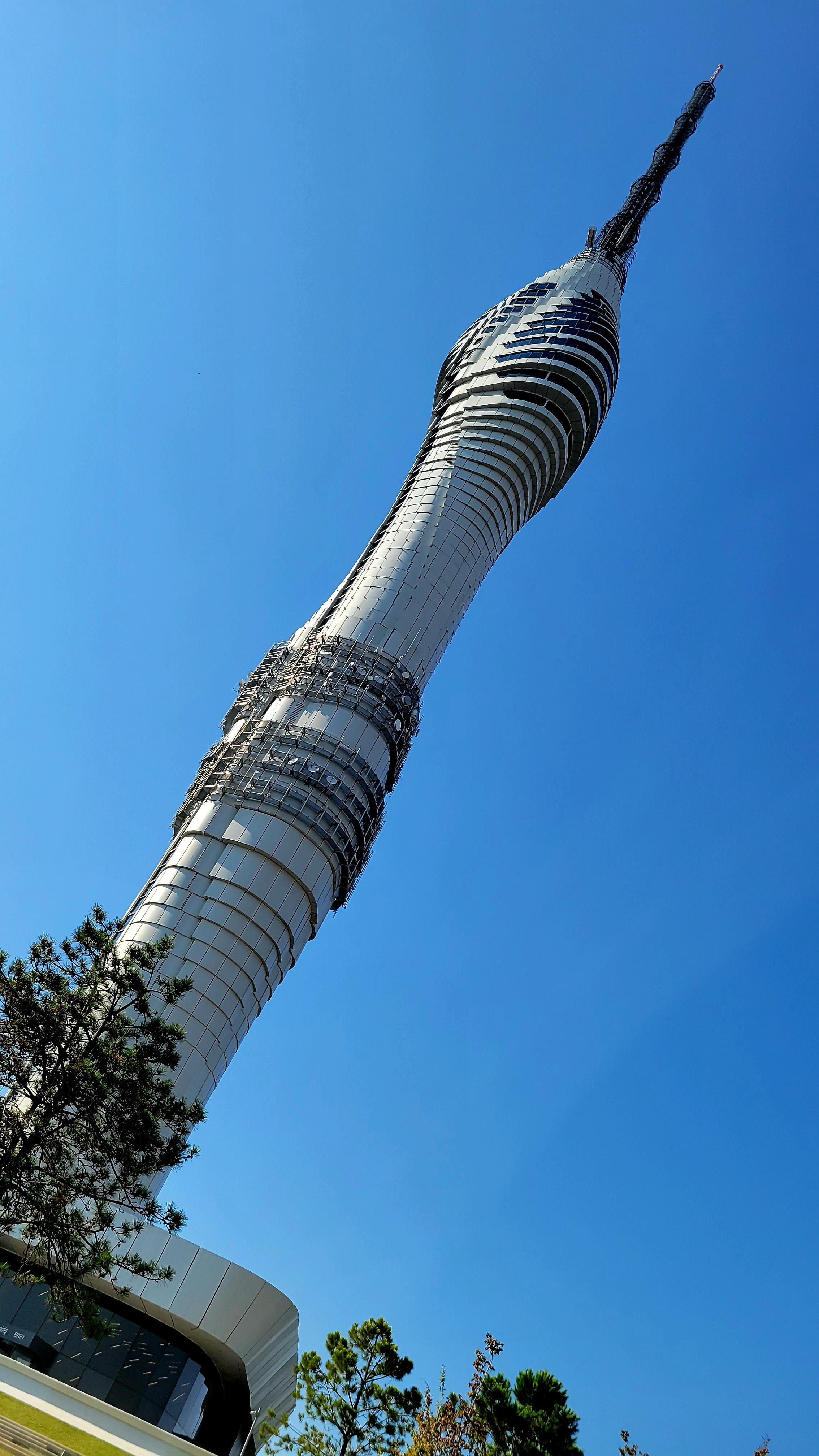 Не совсем типичный вид для ТВ башни снаружи, но очень современная