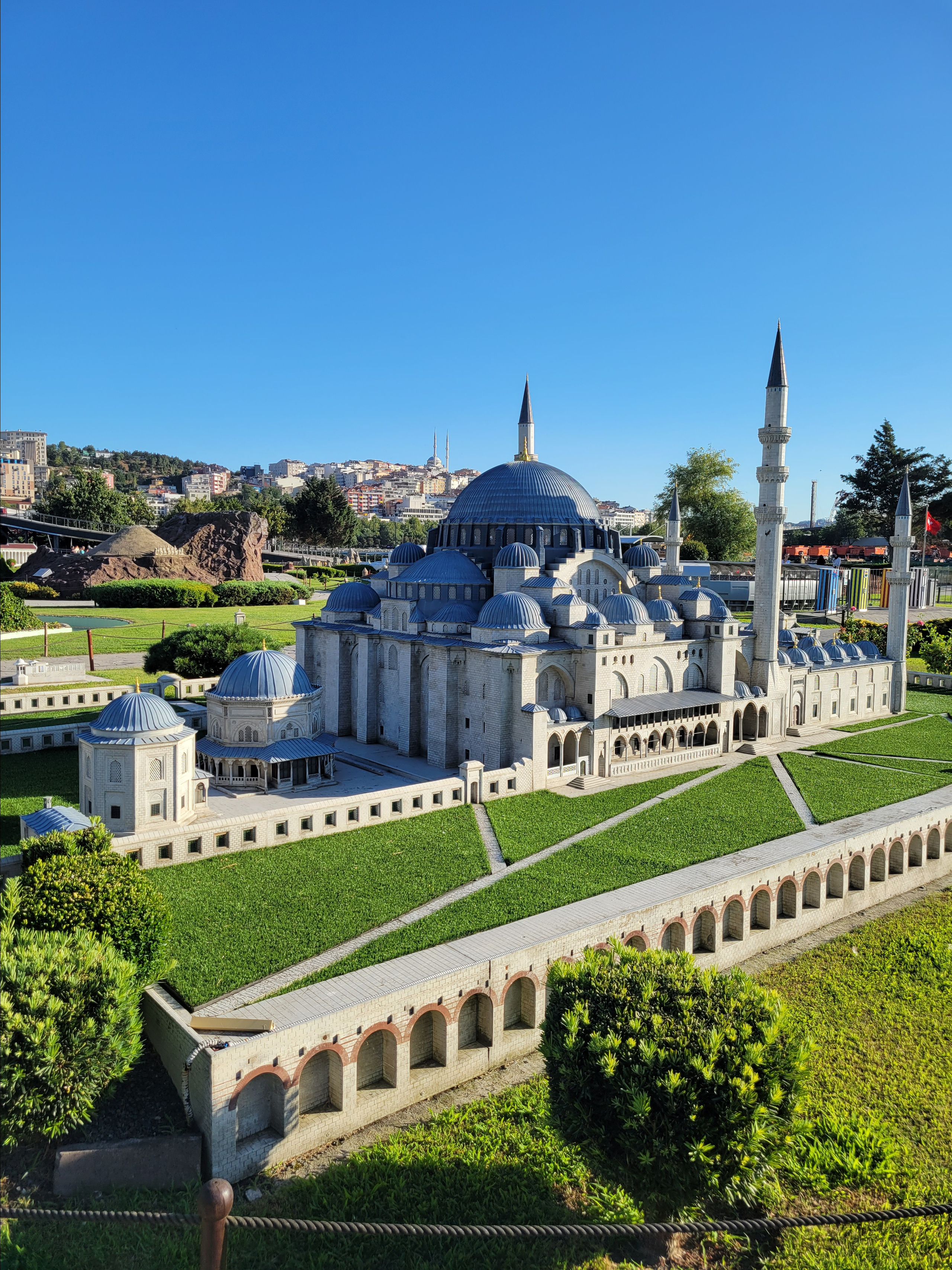 И уличная, стандартная для многих стран.