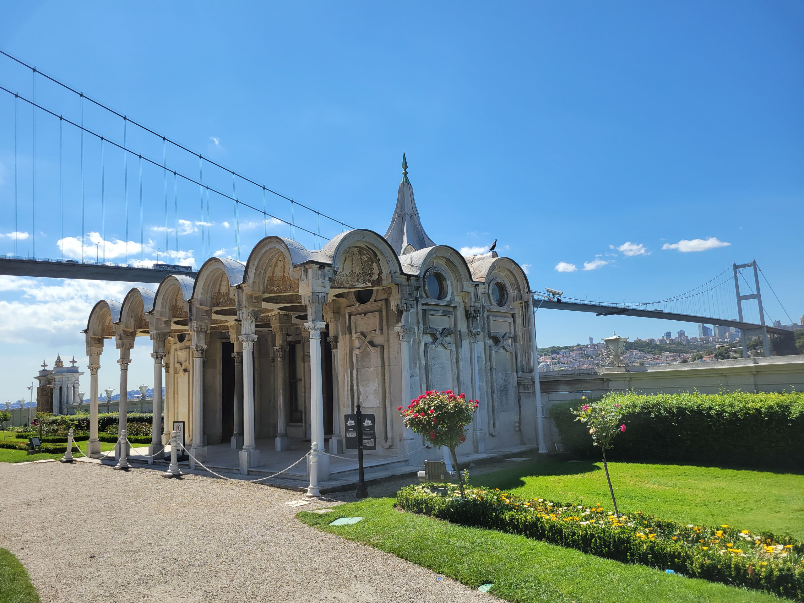 Это был первый дворец османских султанов, в который я попал. Было неожиданно удивительно оказаться в необарочном дворце XIX в, не уступающем стилем, красотой и оформлением аналогичным дворцам Франции или Италии. Есть немного восточной специфики в оформлении - мало картин, фонтаны. Но в целом очень уютный дворец в европейском стиле