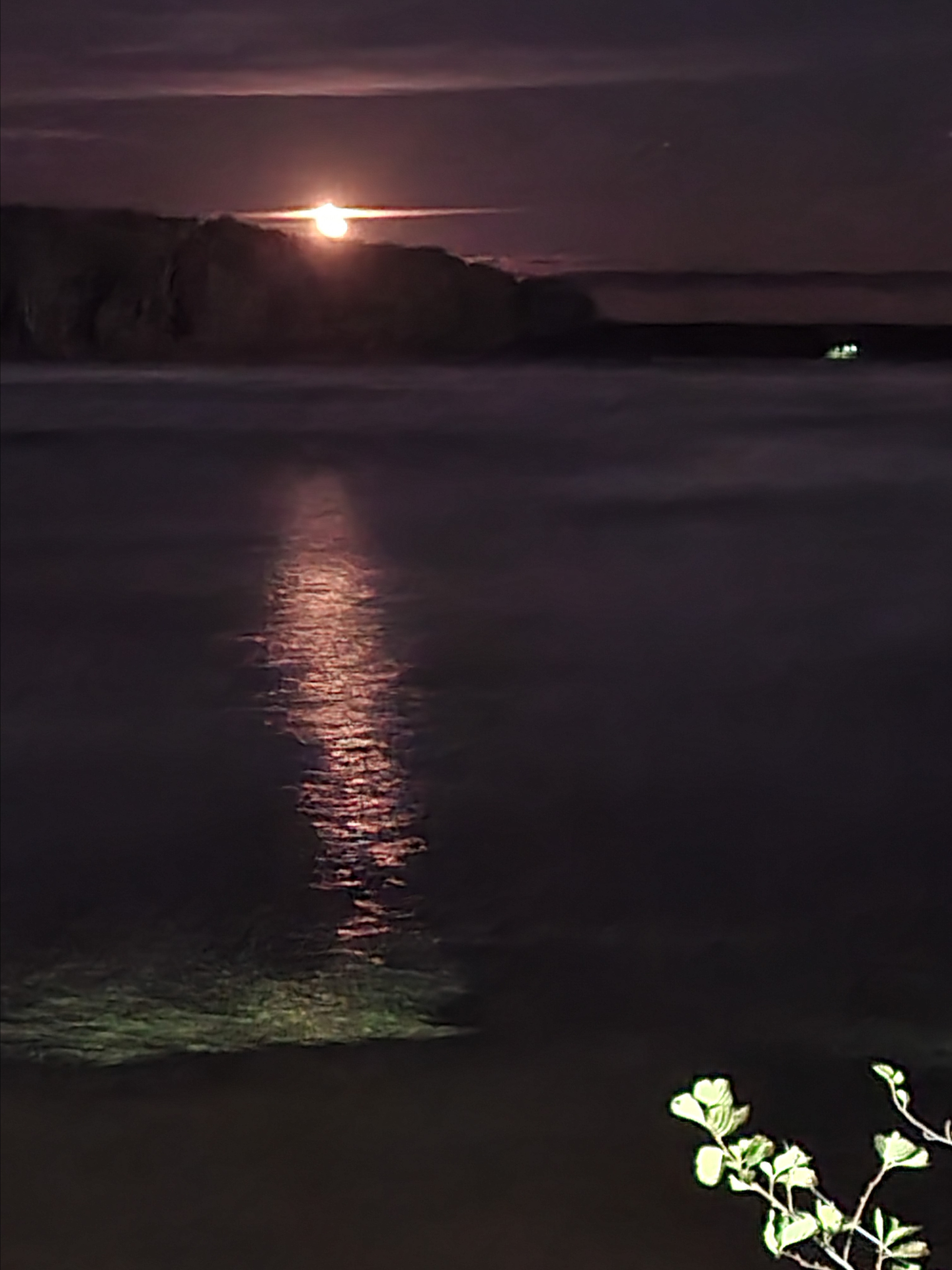 Замерз, уходя бросил последний взгляд на палатки стартового городка.... а там - встает луна. Пришлось еще на 40 минут зависнуть на пляже, ждать лунную дорожку и пытаться ее снять мерзнущими пальцами