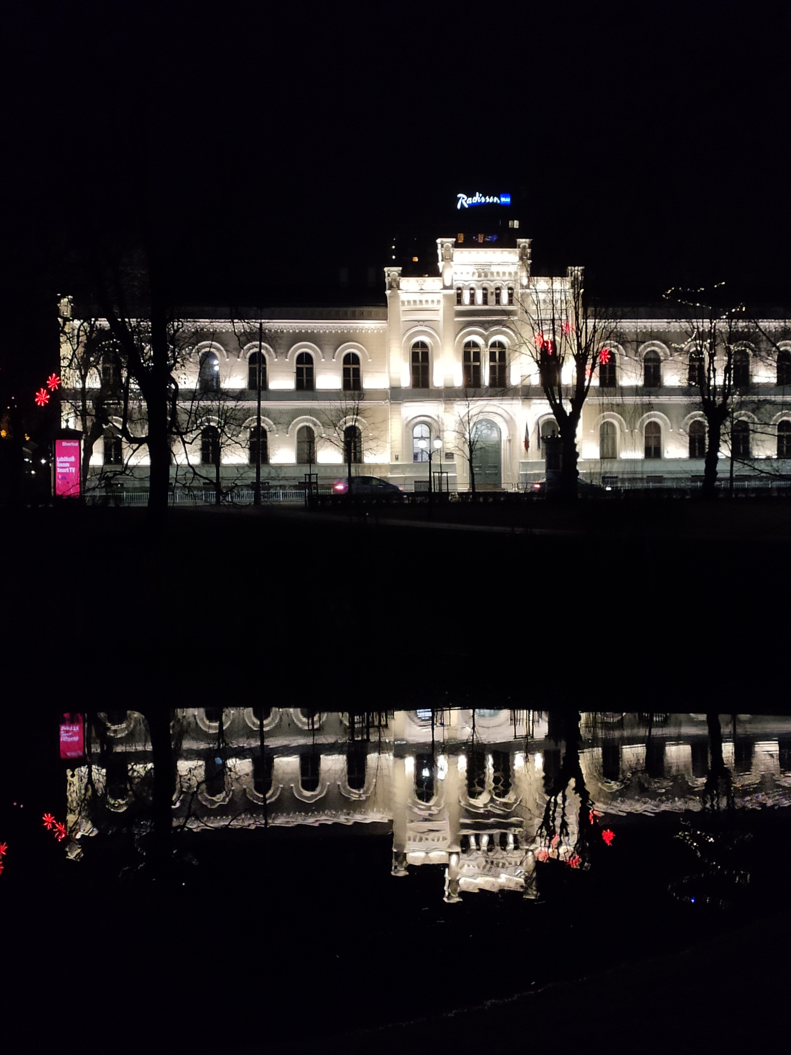 Ночные отражения в канале уже который раз притягивают мою камеру