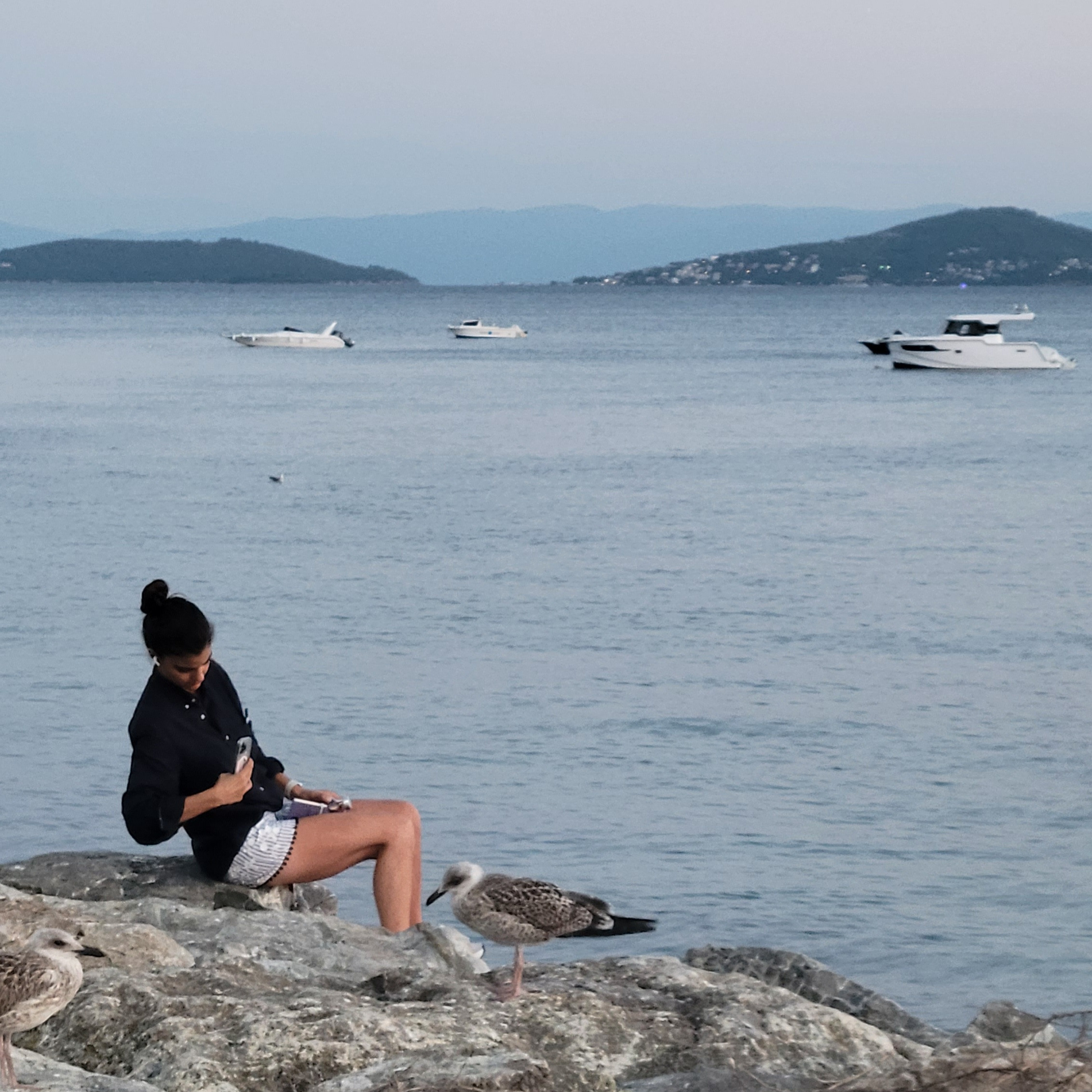 и девушками, наблюдающими за животными