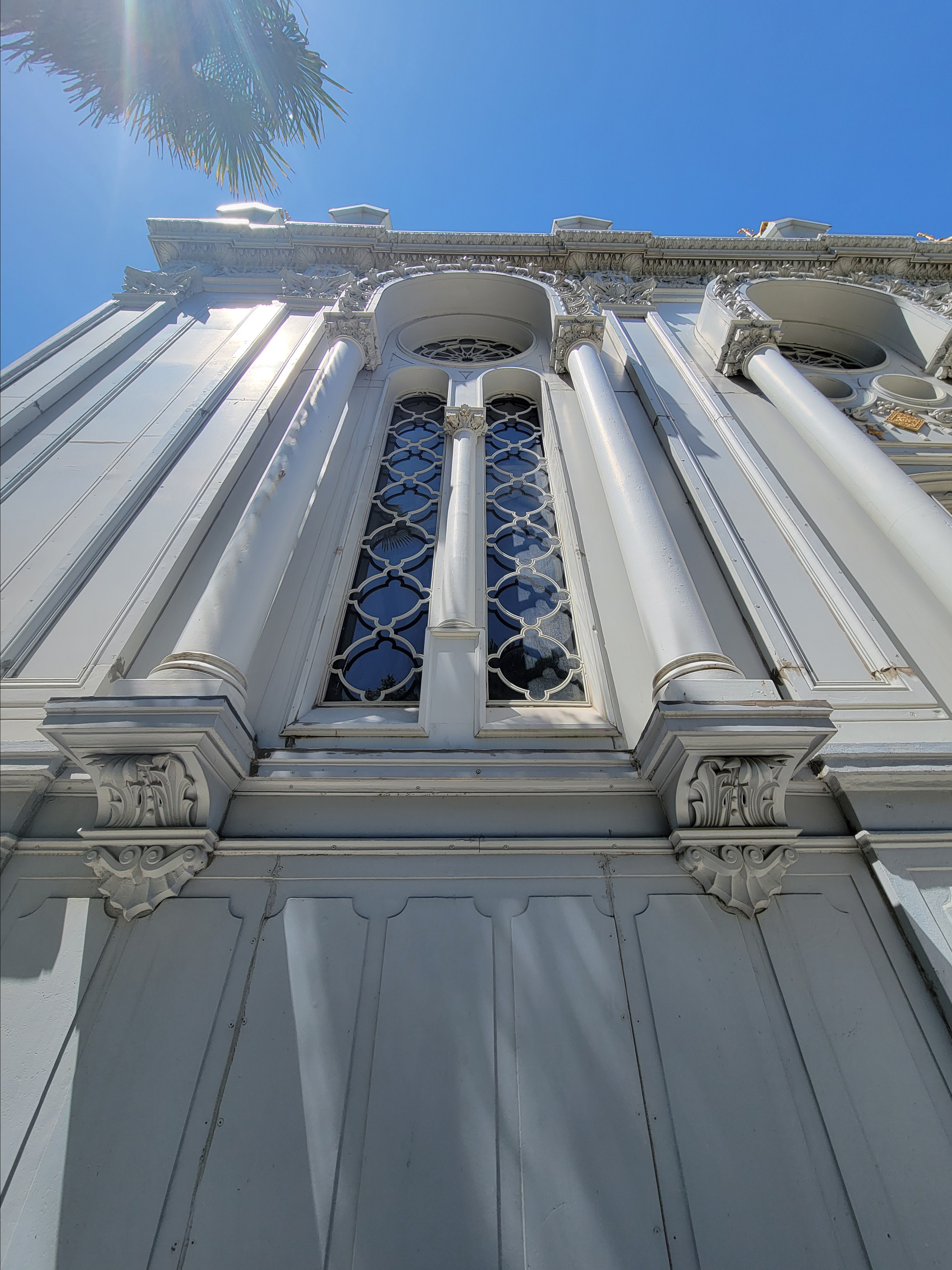 Все детали были изготовлены в Вене, привезены в Стамбул и на месте собраны, как конструктор. На стенах отчетливо видны болты и заклепки