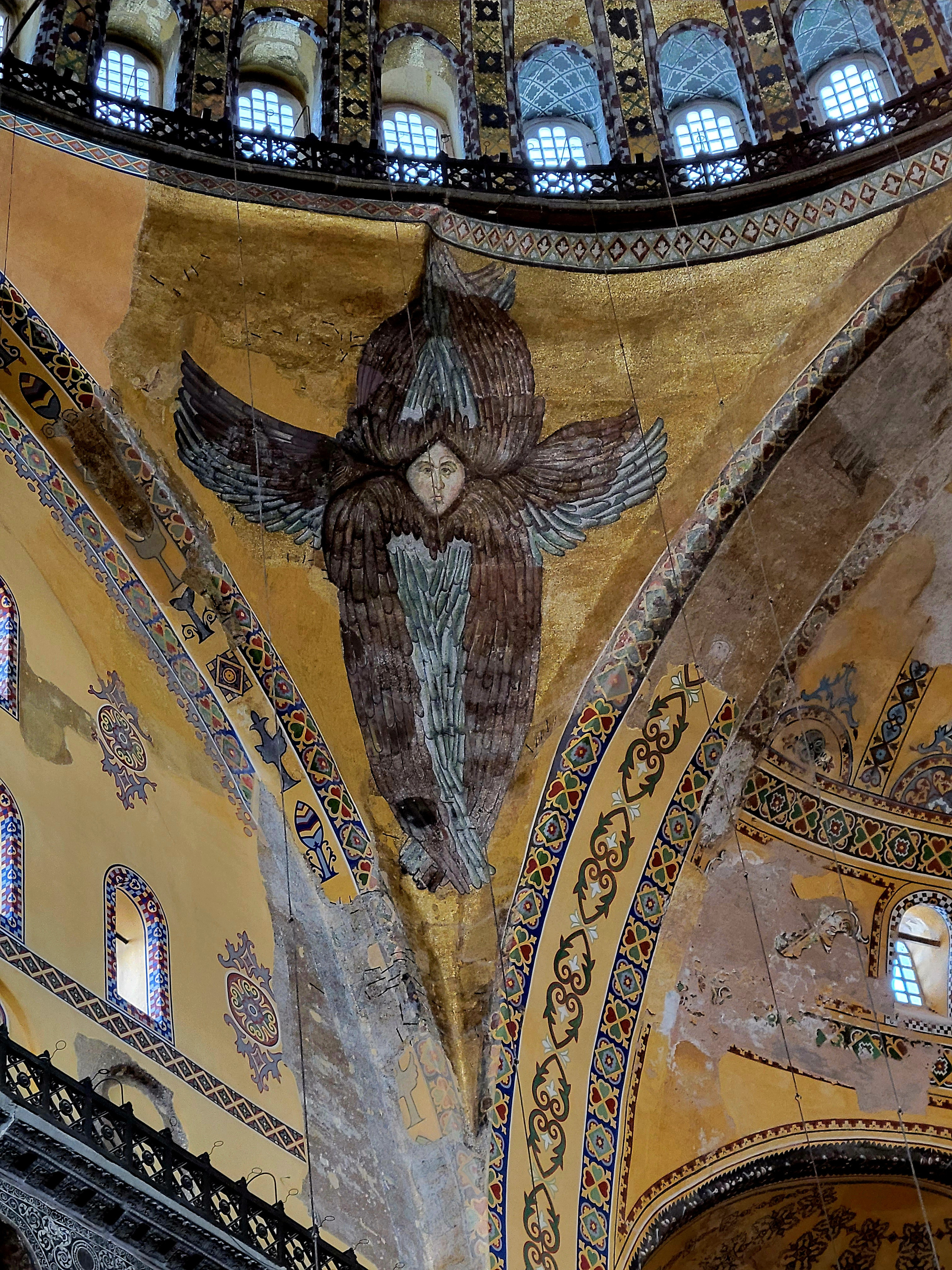 Айя-София. Теперь это мечеть. Несмотря на это не все лики-мозаики прикрыты