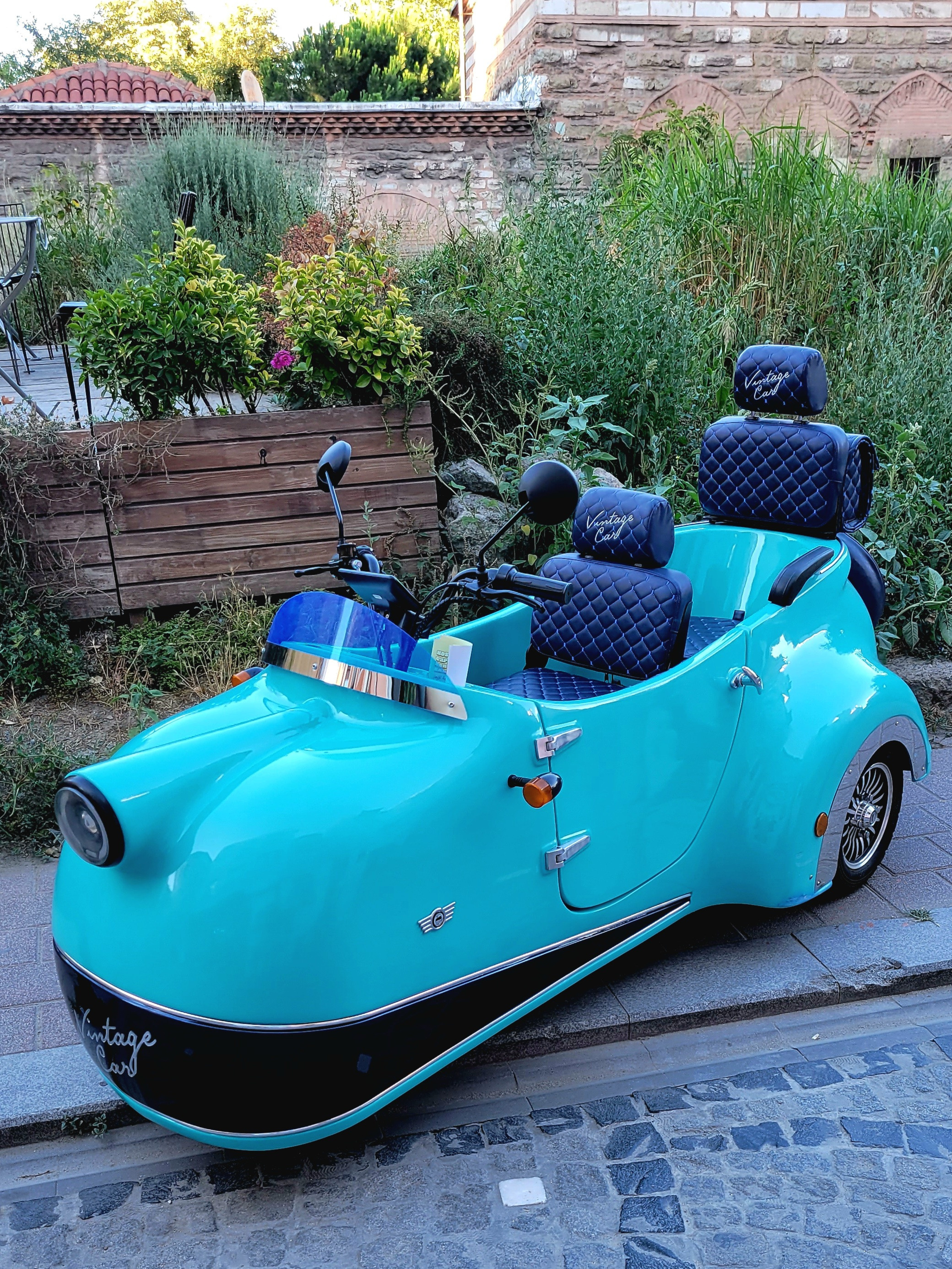 Тюнингованный электроскутер. В Стамбуле такие есть, но немного. А на Адаларах - основное средство передвижения