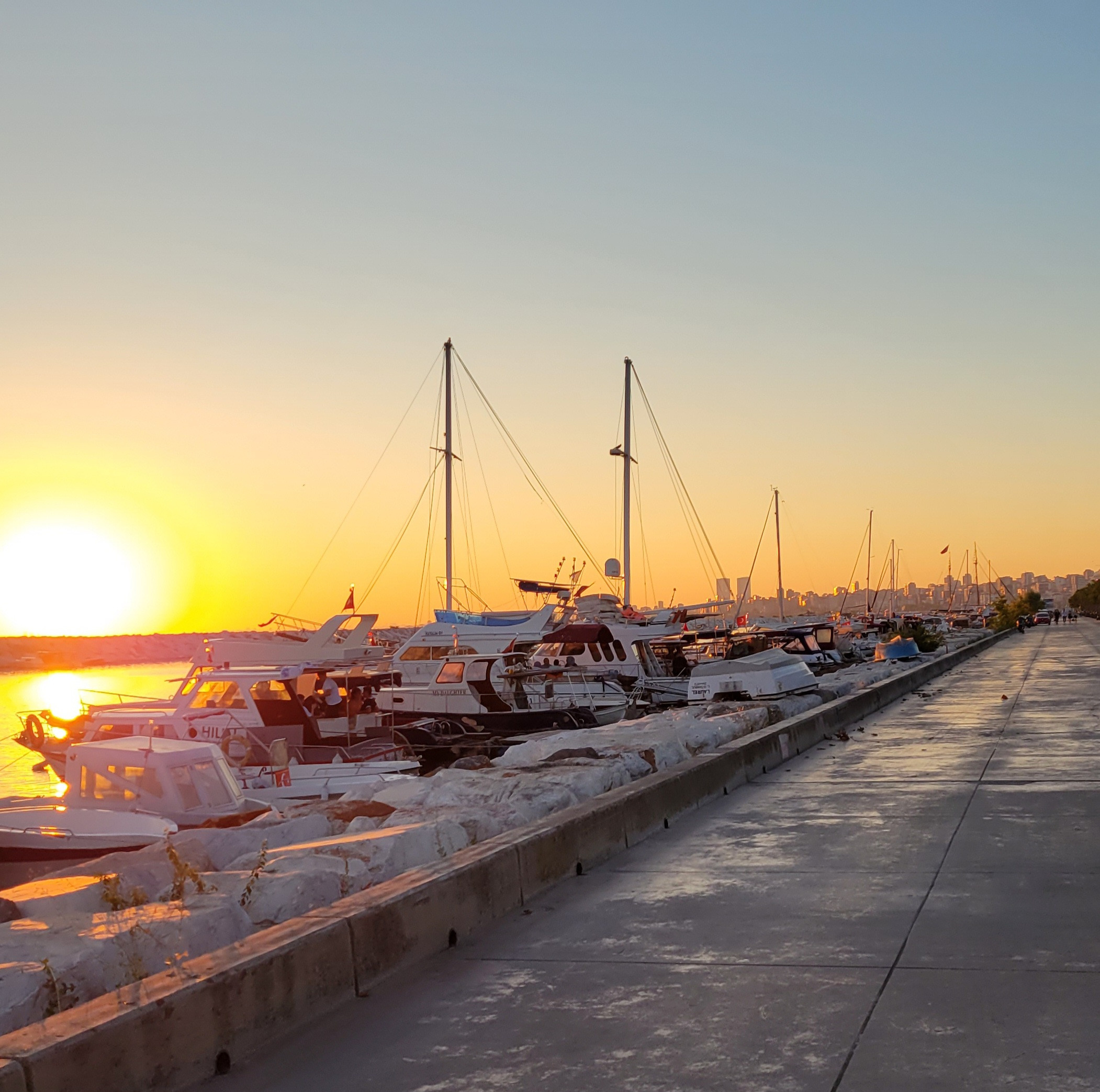 Даже на закате все же жарковато для активного катания