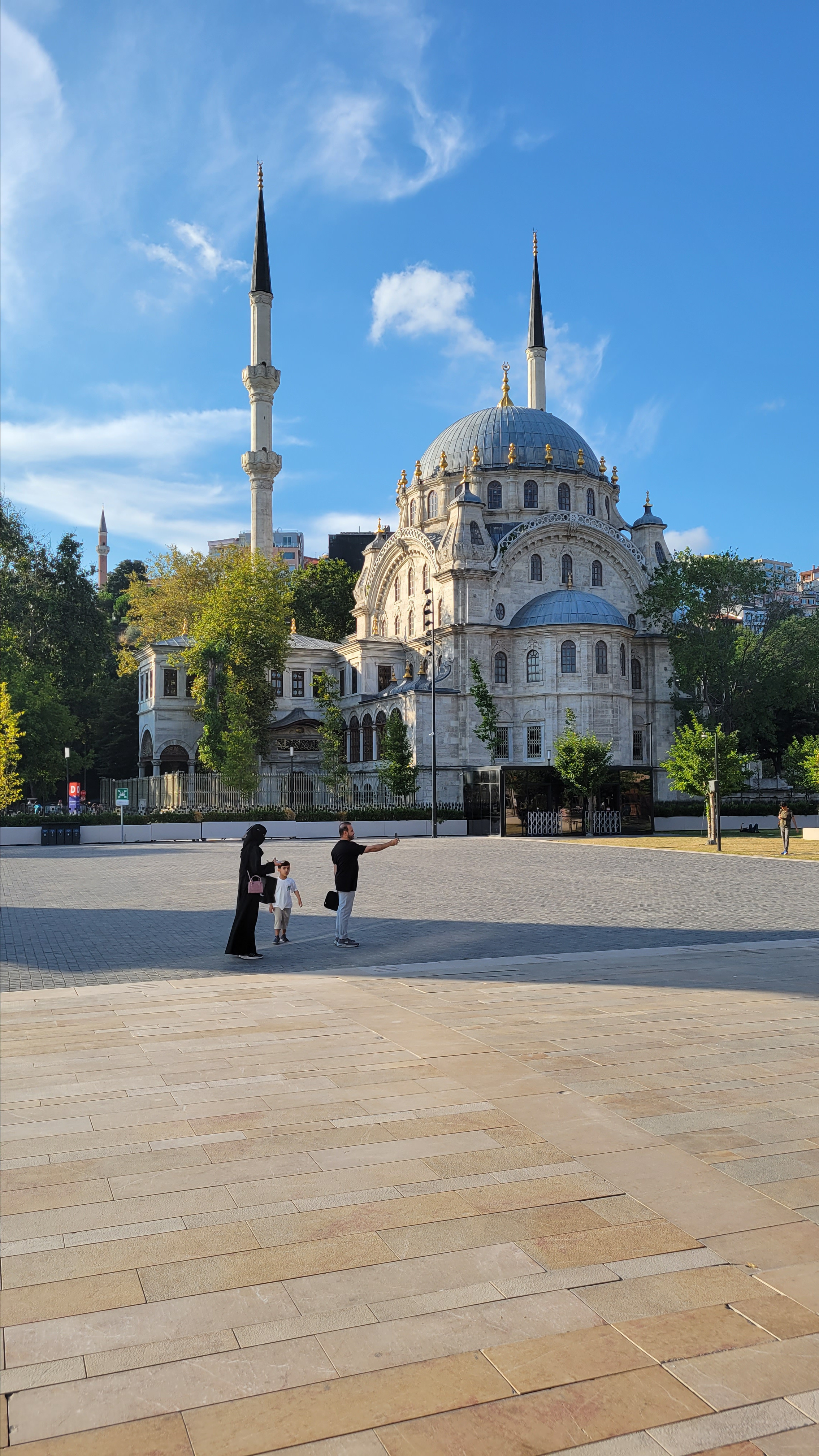 Кокореч - потроха в кишках, даже пробовать не стал. Мокрый бургер -  бургер, где булочка греется на пару. Очень хотел, много слышал, видел один раз и то сытым. Больше не нашел