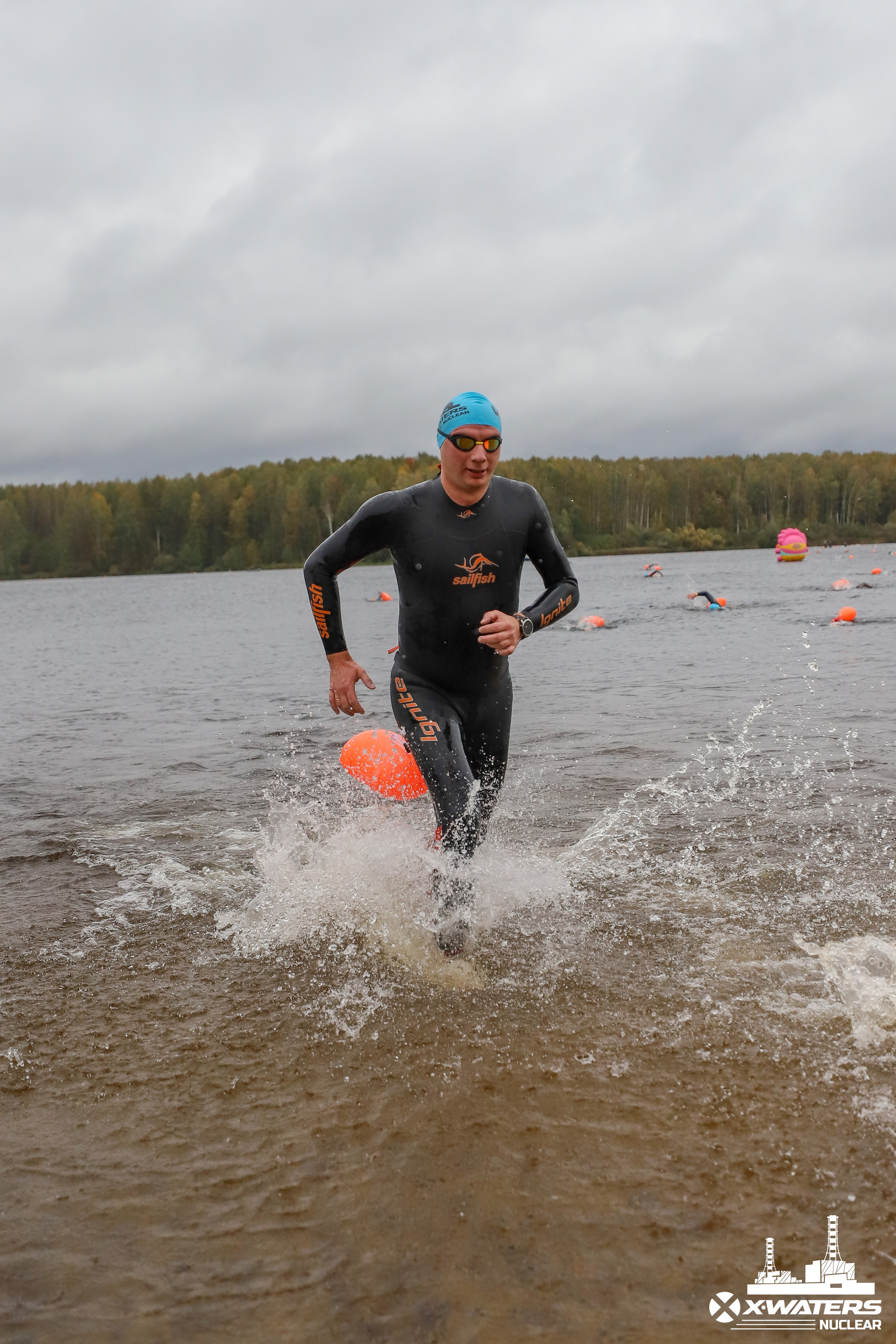 А особо упертые (я) остались на еще один старт на 3 км. Не снимая гидрика, перекусил, погрелся, получил слова поддержки в телеграмме от Вити (тренера, Главного Психа) и снова к Атомному мосту: Ветер - 7 Nation - отсчет - греться. Плыть и наслаждаться.