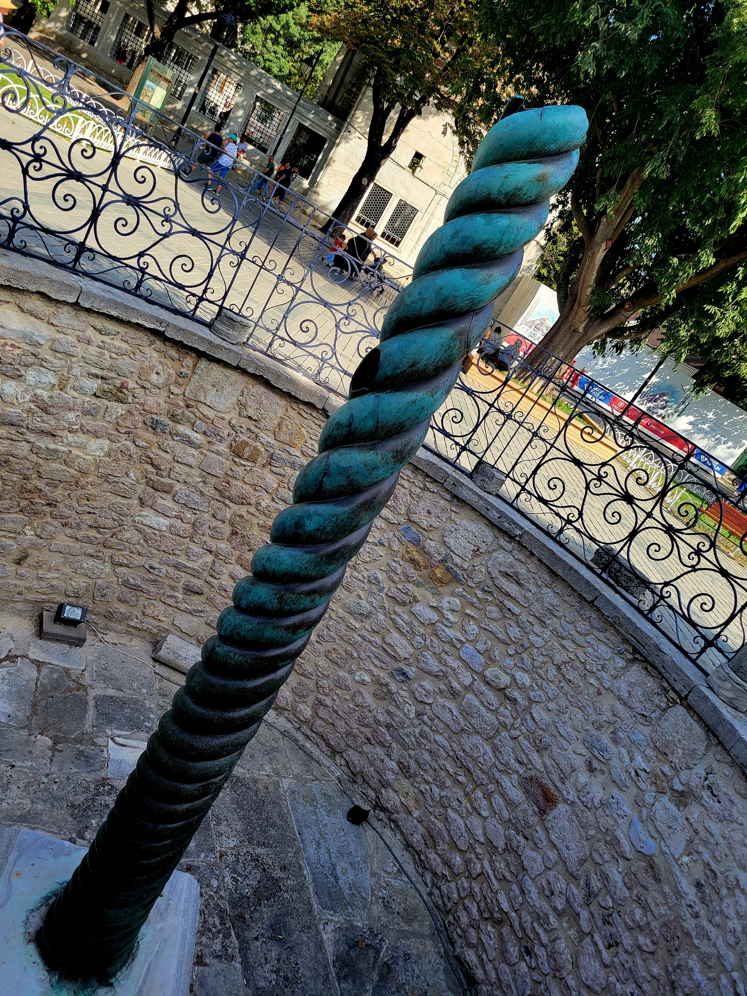 Змеиная колонна, отлитая в 479 г до н.э., ранее была украшена головами 3 змей. По легенде, после ее установки из Константинополя исчезли все змеи. 