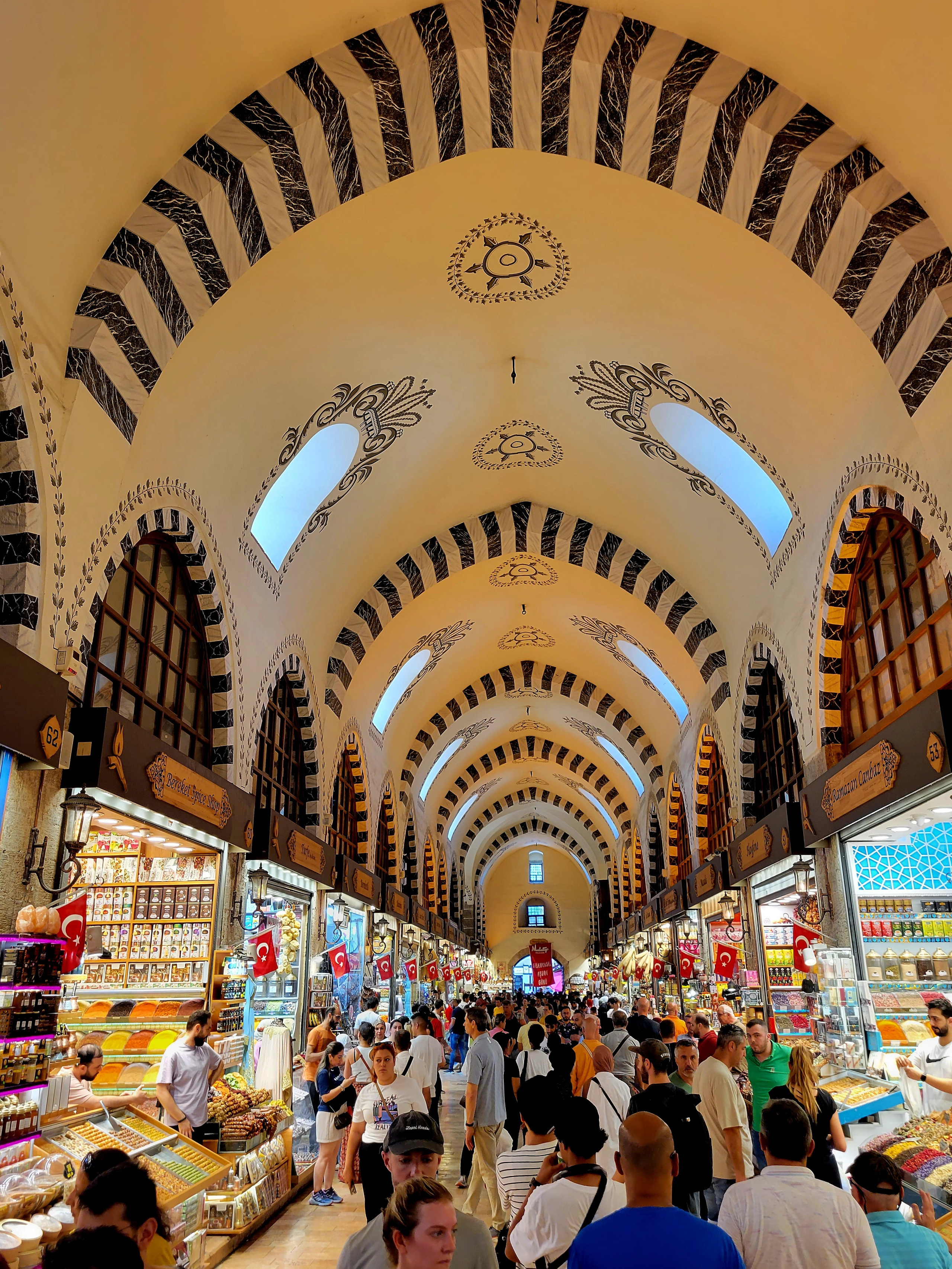 Рядом - Египетский базар. На фото выглядит заманчиво - специи, сладости. Но вокруг атмосфера барахолки из 90-х, кроме желания побыстрее сбежать, сохранив содержимое карманов, ничего не вызывает