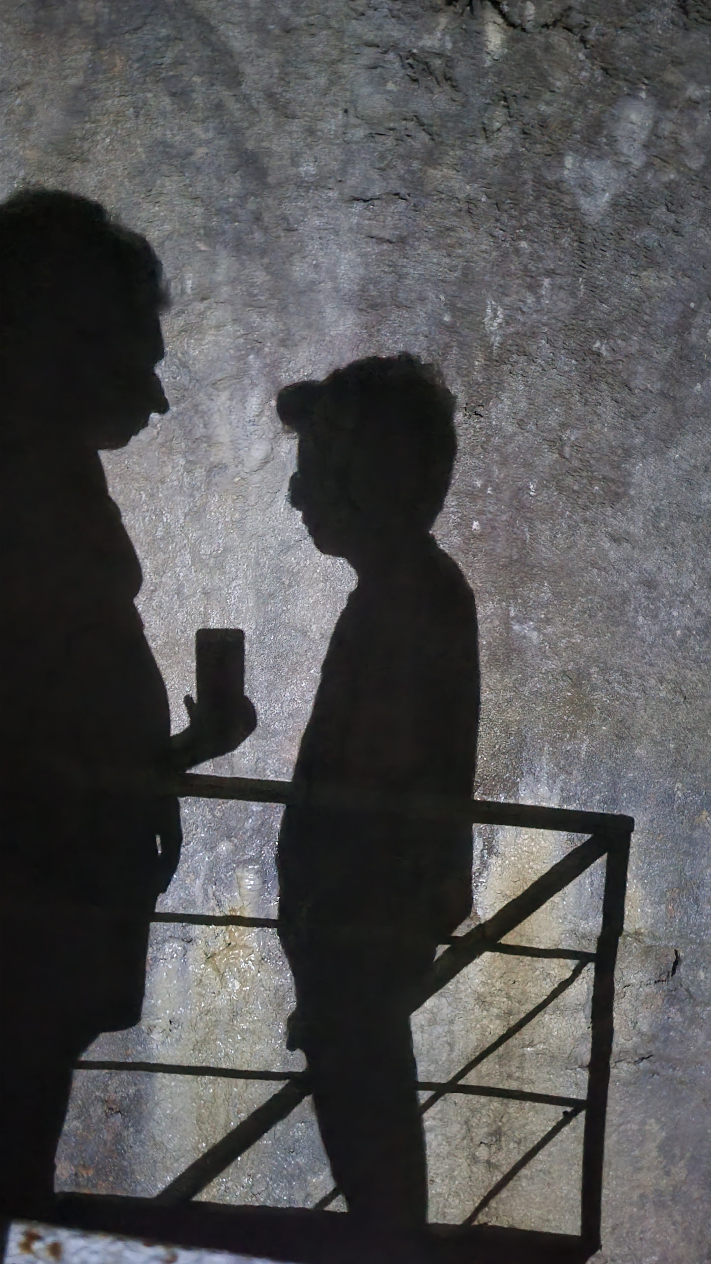 Крепость Румели Хисары построена была в 1452 г всего за 4 мес по приказу Мехмеда Фатиха II, чтобы с помощью крепостей (еще Анадолу Хисари на азиатской) перерзать полностью путь из Черного моря подмоге византийцам. В крепости есть небольшая цистерна с минимальным количеством света