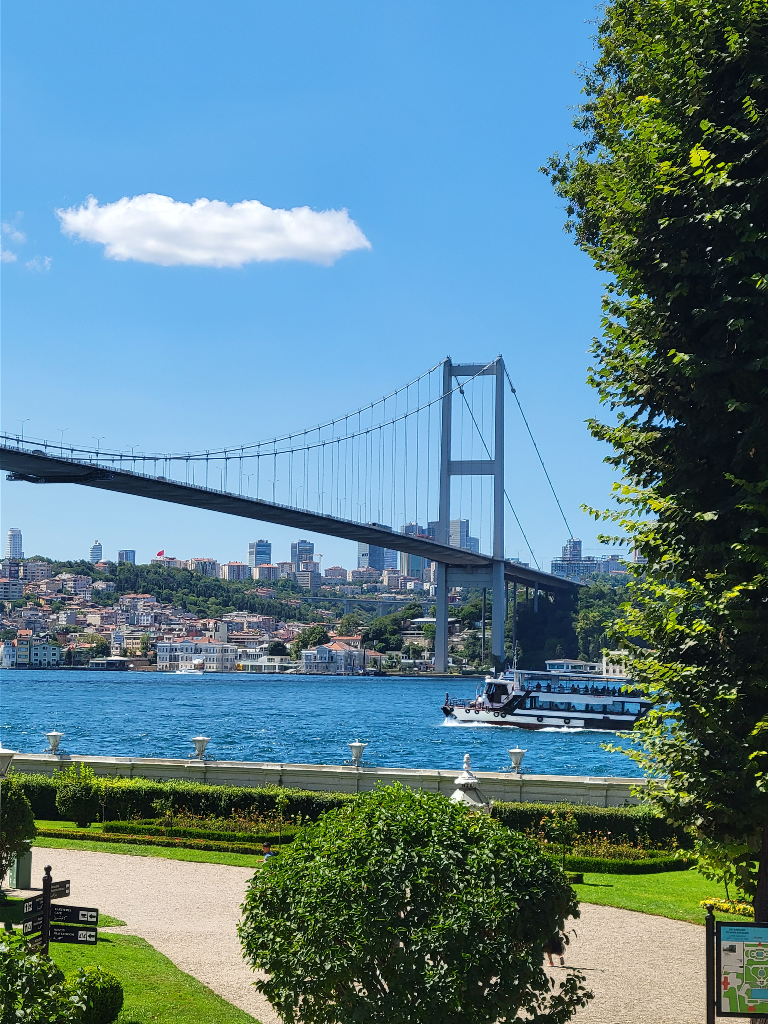 От причала Ускудар, что недалеко от Девичьей башни, отправились в сторону Черного моря, во дворец Бейлербейи